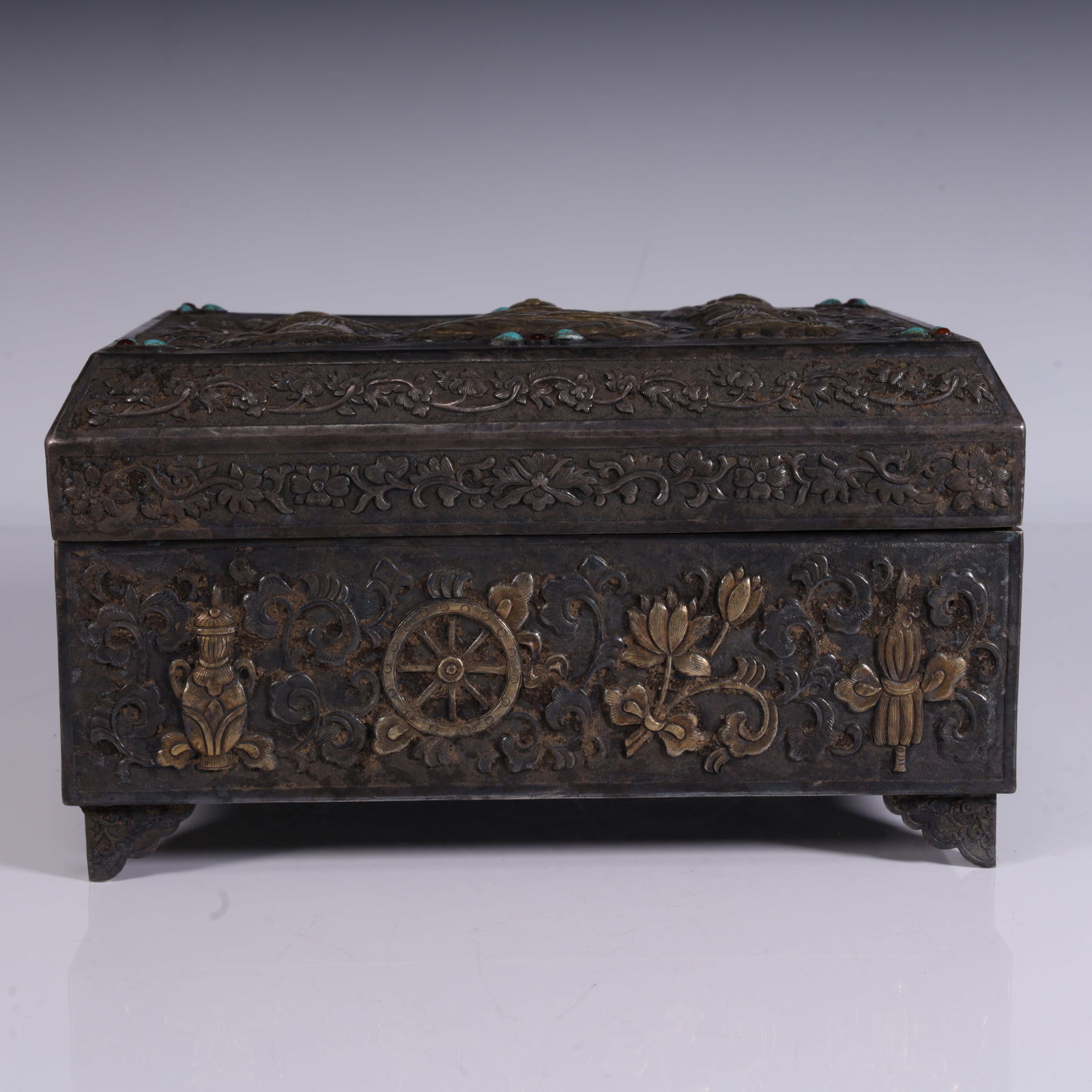 A silver-gilt inlaid treasure scripture box of the Tang Dynasty: The silver-gilt inlaid treasure scripture box of the Tang Dynasty Size:W:13.6cmW:2423g (The Dimensions Of All Batches Are Manually Measured.If You Need More Detailed Information, Please Contact Our Cu