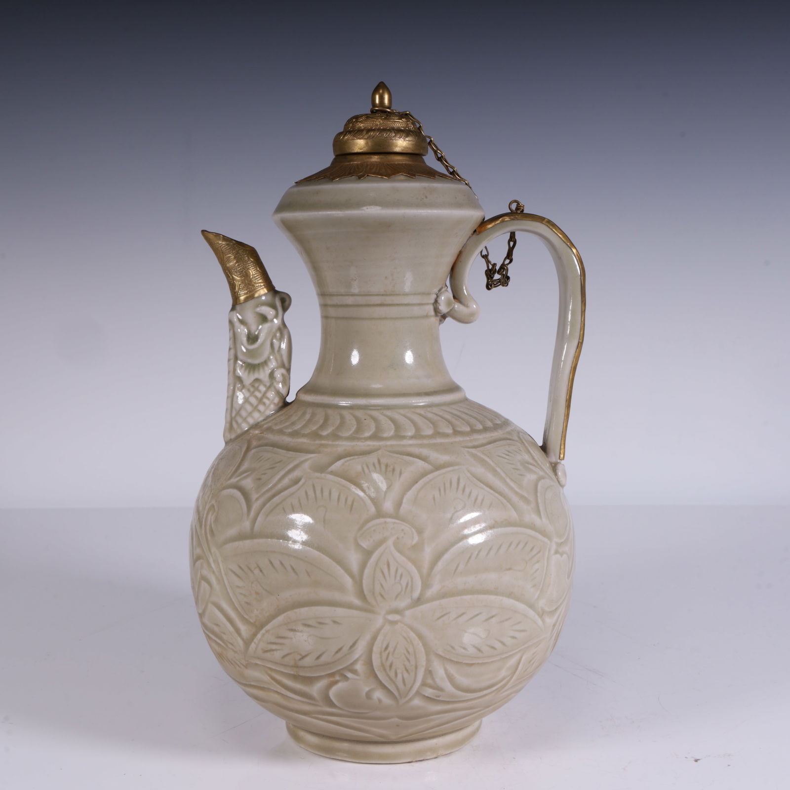 A beautiful celadon carved gilt pot: Exquisite celadon carved gilt pot Size:16x14x26.5cmW: 800g (The Dimensions Of All Batches Are Manually Measured.If You Need More Detailed Information, Please Contact Our Customer
