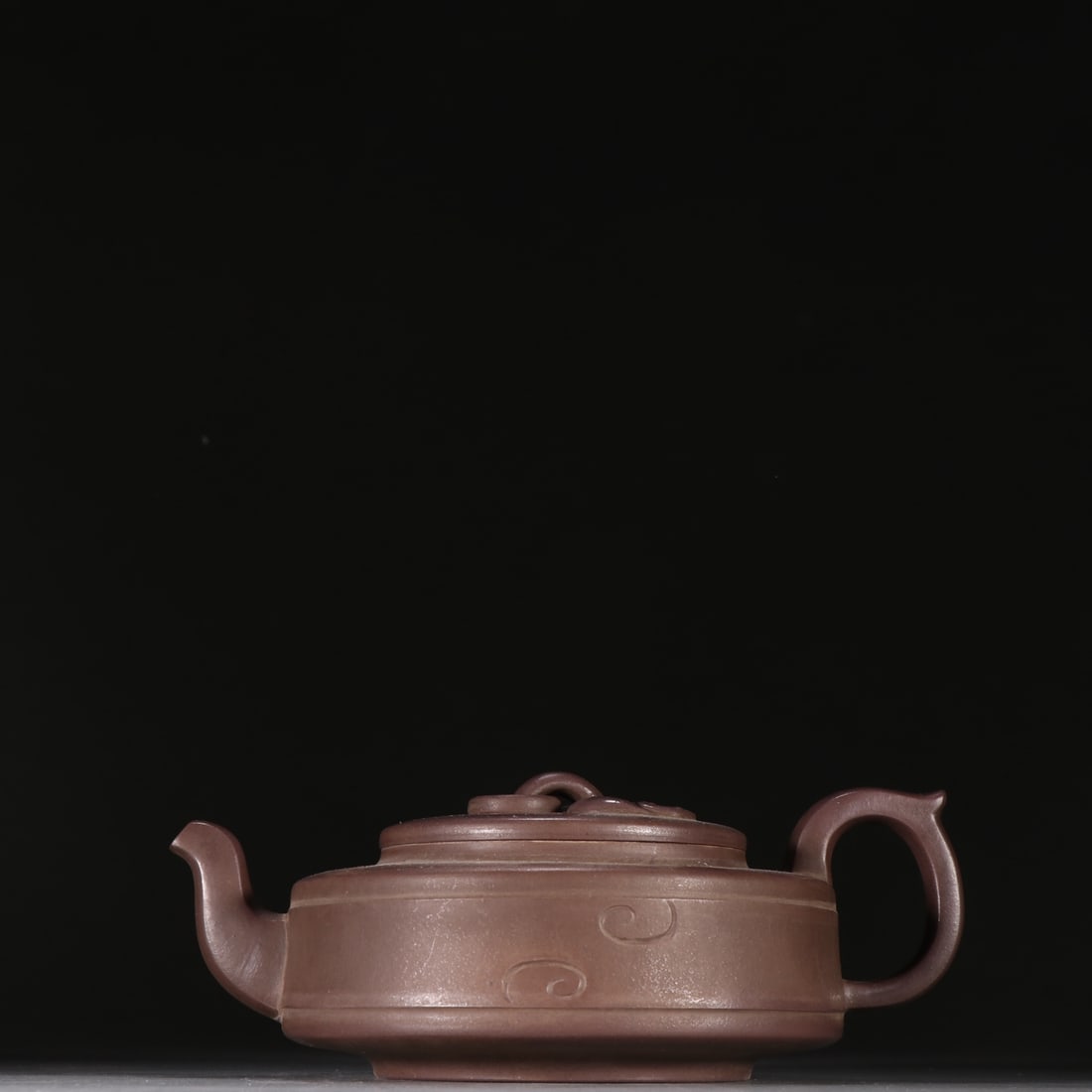 A purple sand gluttonous pattern teapot of Xu Hantang: Xu Hantang's purple sand gluttonous pattern teapot Size:H:8cmW:17.6cm (The Dimensions Of All Batches Are Manually Measured.If You Need More Detailed Information, Please Contact Our Customer Service Be