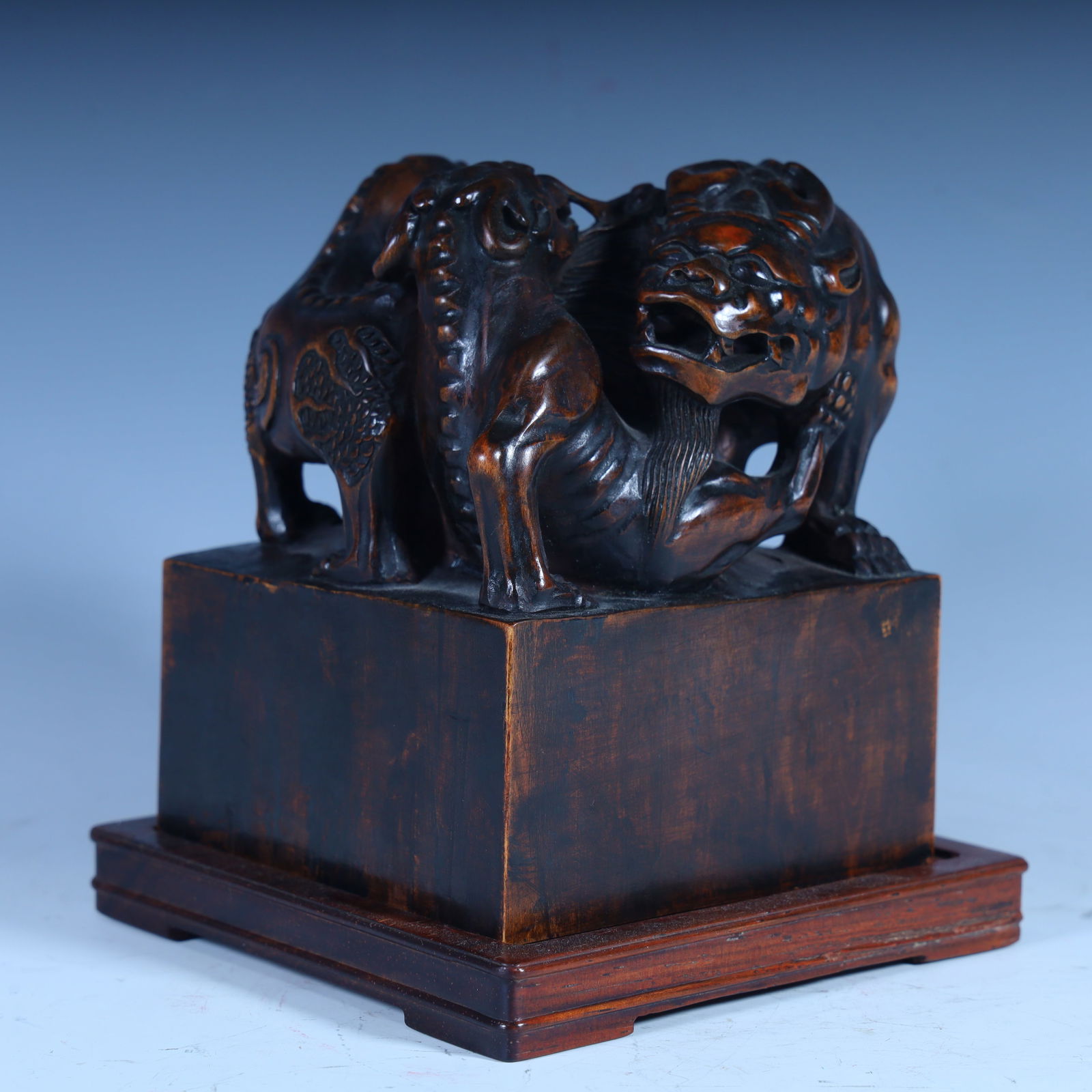 A sandalwood lion seal from the Qing Dynasty: The sandalwood lion seal of the Qing Dynasty Size:H:12cm L: 9.5cm W:9.5cm W:747.5g (The Dimensions Of All Batches Are Manually Measured.If You Need More Detailed Information,