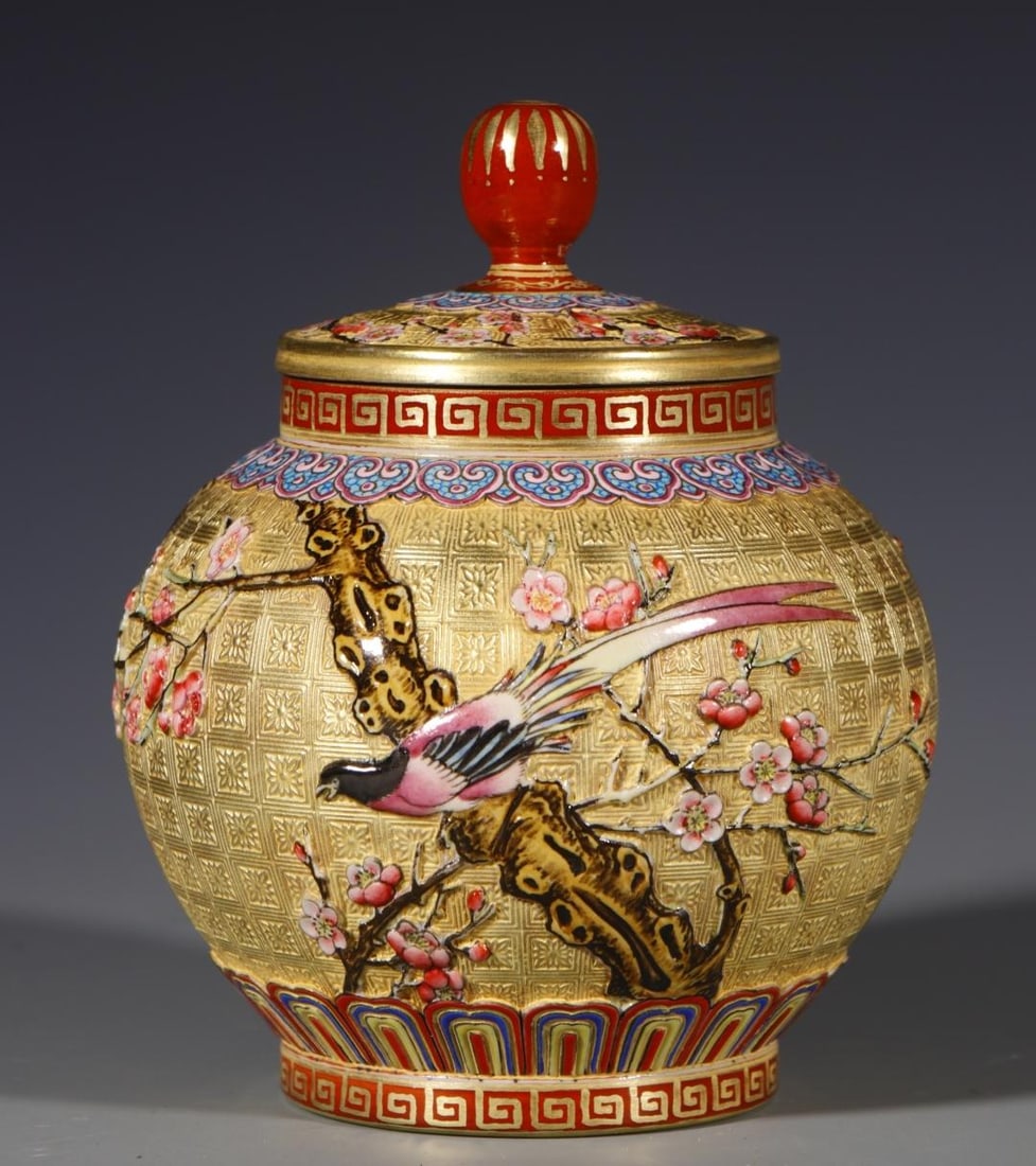A carved golden ground made in the Qianlong period of the Qing Dynasty is happy to be a tea jar (1 of 8)
