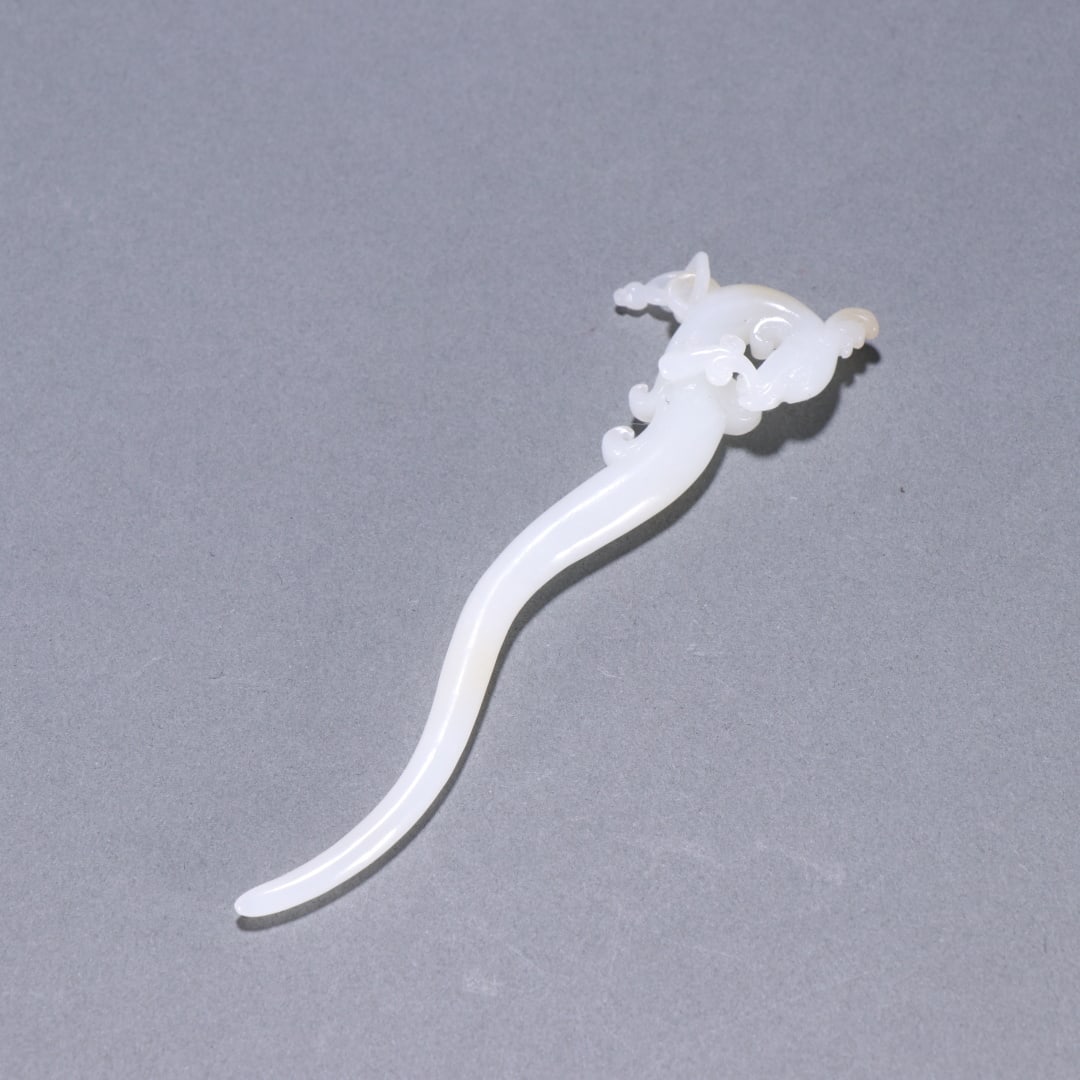 A Qing Dynasty Hetian jade phoenix pattern hairpin: Qing Dynasty Hetian jade phoenix pattern hairpin Size:0.019kgL:12.4cmW:2.8cm (The Dimensions Of All Batches Are Manually Measured.If You Need More Detailed Information, Please