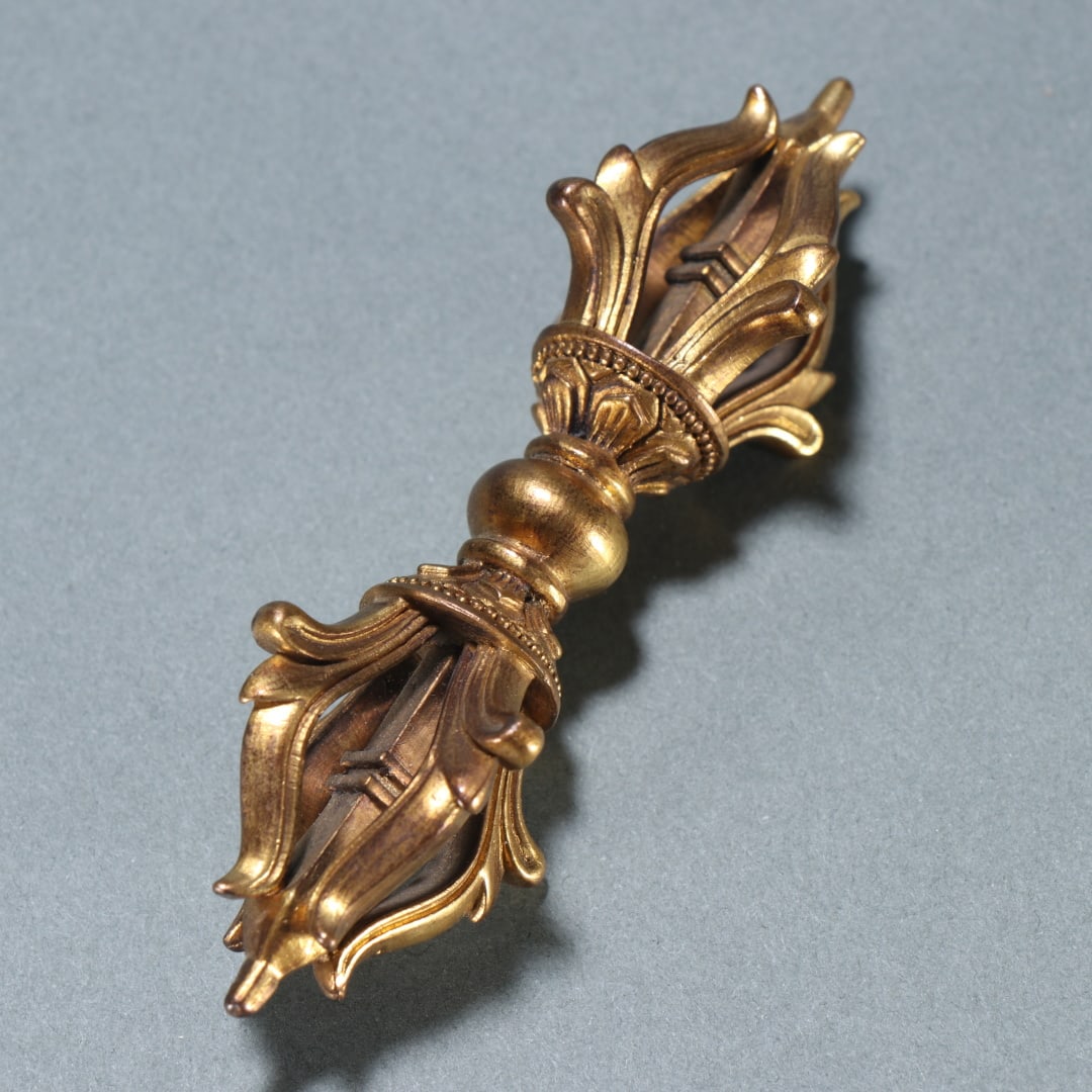 A beautiful copper gilt vajra ornament: Exquisite copper gilt vajra ornaments Size:0.0635kgL:9.2cmW:3.1cm (The Dimensions Of All Batches Are Manually Measured.If You Need More Detailed Information, Please Contact Our Customer Service Before