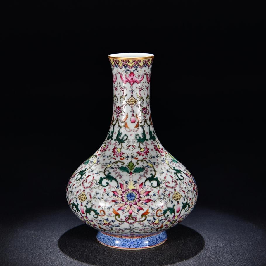 A colorful longevity ruyi pattern vase made in the Yongzheng year of the Qing Dynasty: Qing Dynasty Yongzheng year system color Fushou ruyi pattern appreciation bottle Size:H:25cm W:17cm (The Dimensions Of All Batches Are Manually Measured.If You Need More Detailed