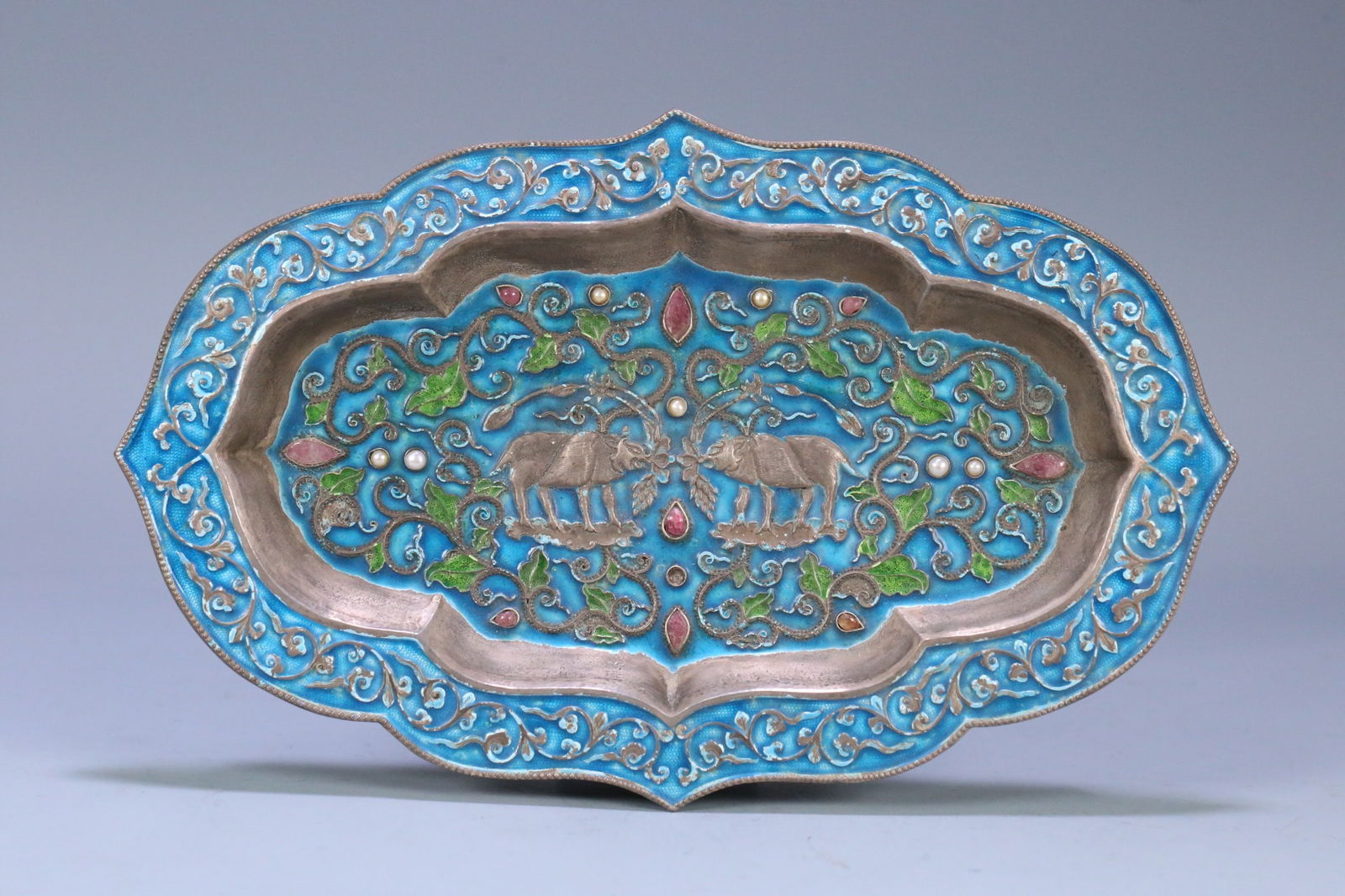 A sterling silver inlaid blue tourmaline entwined begonia plate from the Qing Dynasty: Qing Dynasty sterling silver burnt blue inlaid tourmaline entwined begonia plate Size: W:0.4655kg25cmx15.6cmx2cm (The Dimensions Of All Batches Are Manually Measured.If You Need More Detailed Informat