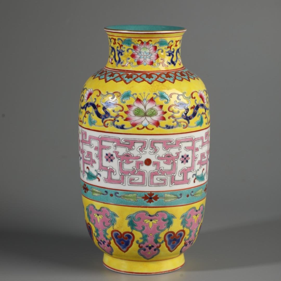 A yellow-glazed bottle made in the Yongzheng year of the Qing Dynasty: A yellow glazed bottle made in the Yongzheng era of the Qing Dynasty Size:H:22cm D:11.5cm (The Dimensions Of All Batches Are Manually Measured.If You Need More Detailed Information,