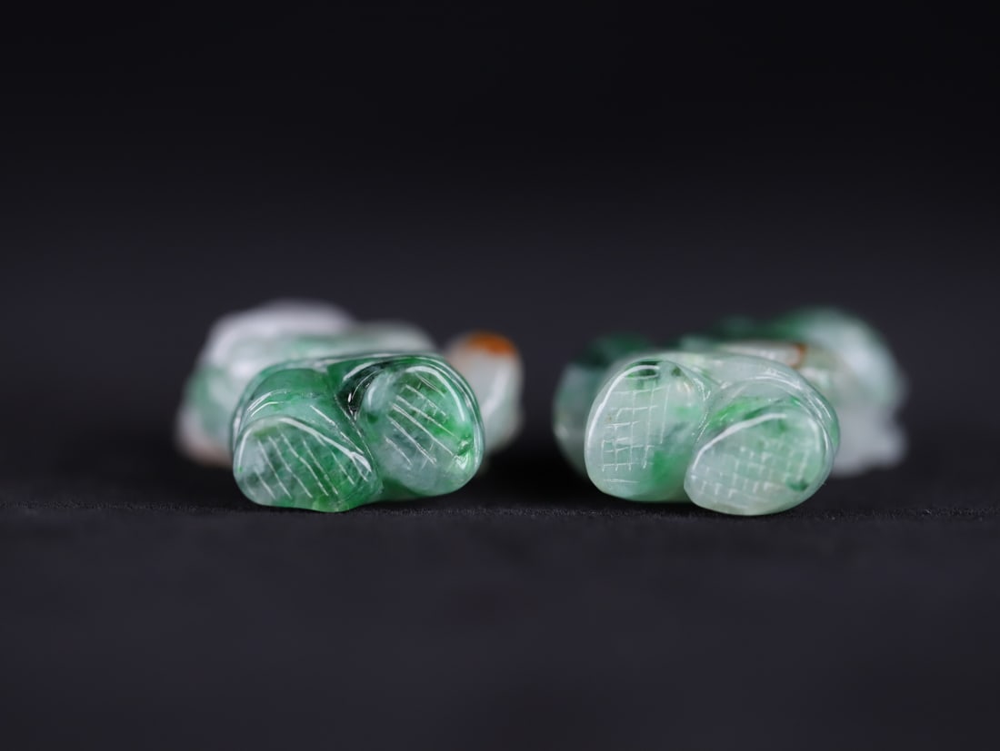 A beautiful jade boy holding Ganoderma lucidum - 9