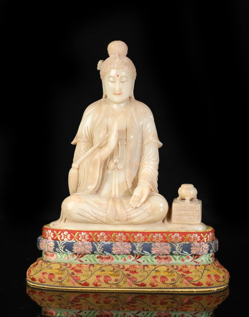 A beautiful seal engraving of Shoushan Shitian Huangshi is written by Wei Kaitong: Exquisite Shoushan Shitian Huangshi's seal engraving family character Wei Kaitong Size:18x14.5x7cmW:1.174kg (The Dimensions Of All Batches Are Manually Measured.If You Need More Detailed Information,