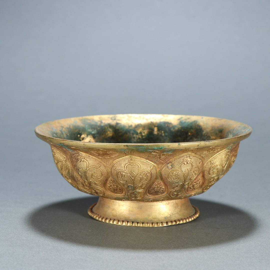 A beautiful copper gilt lotus petal pattern bowl: Exquisite copper gilt lotus petal pattern bowl Size:0.4426kgH:5.2cmW:12.7cm (The Dimensions Of All Batches Are Manually Measured.If You Need More Detailed Information, Please Contact Our Customer Serv