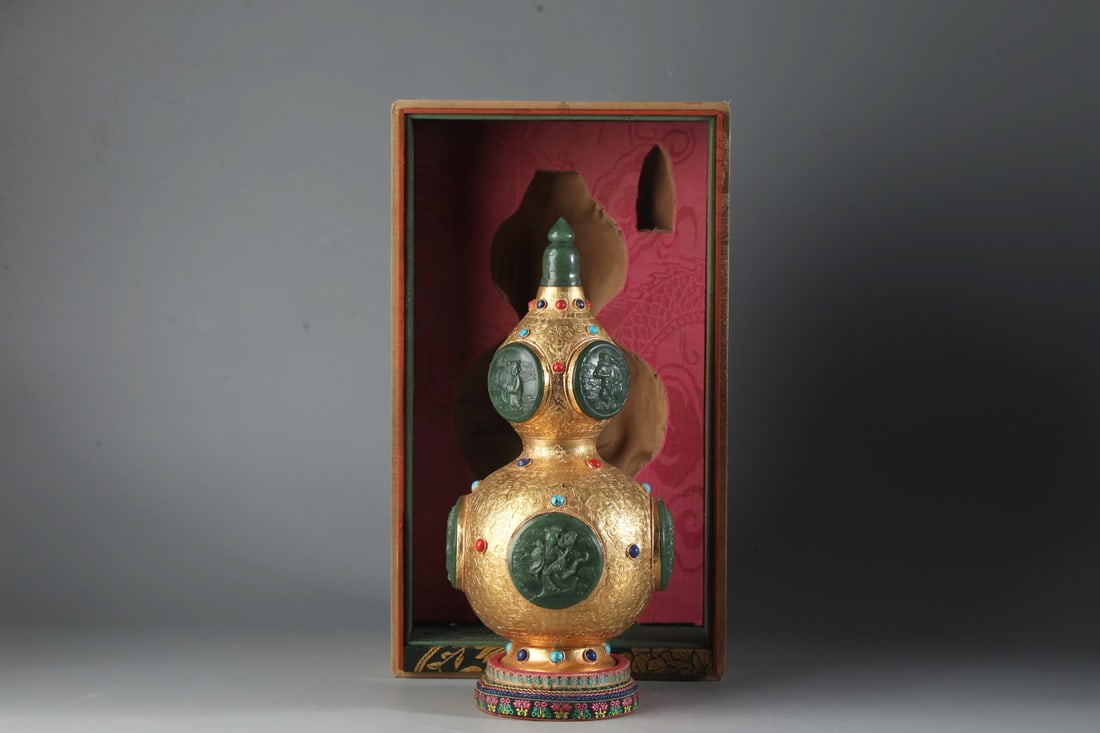 A fine gilt vase - 3