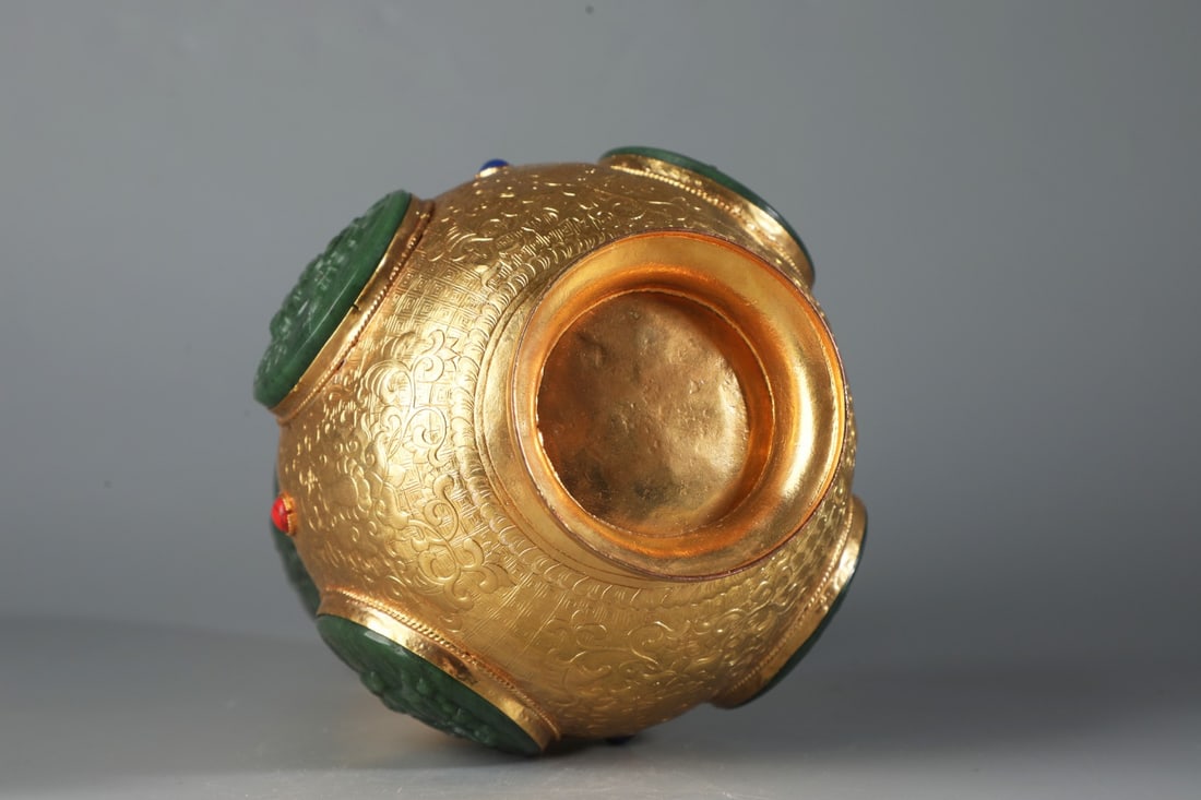 A fine gilt vase - 9