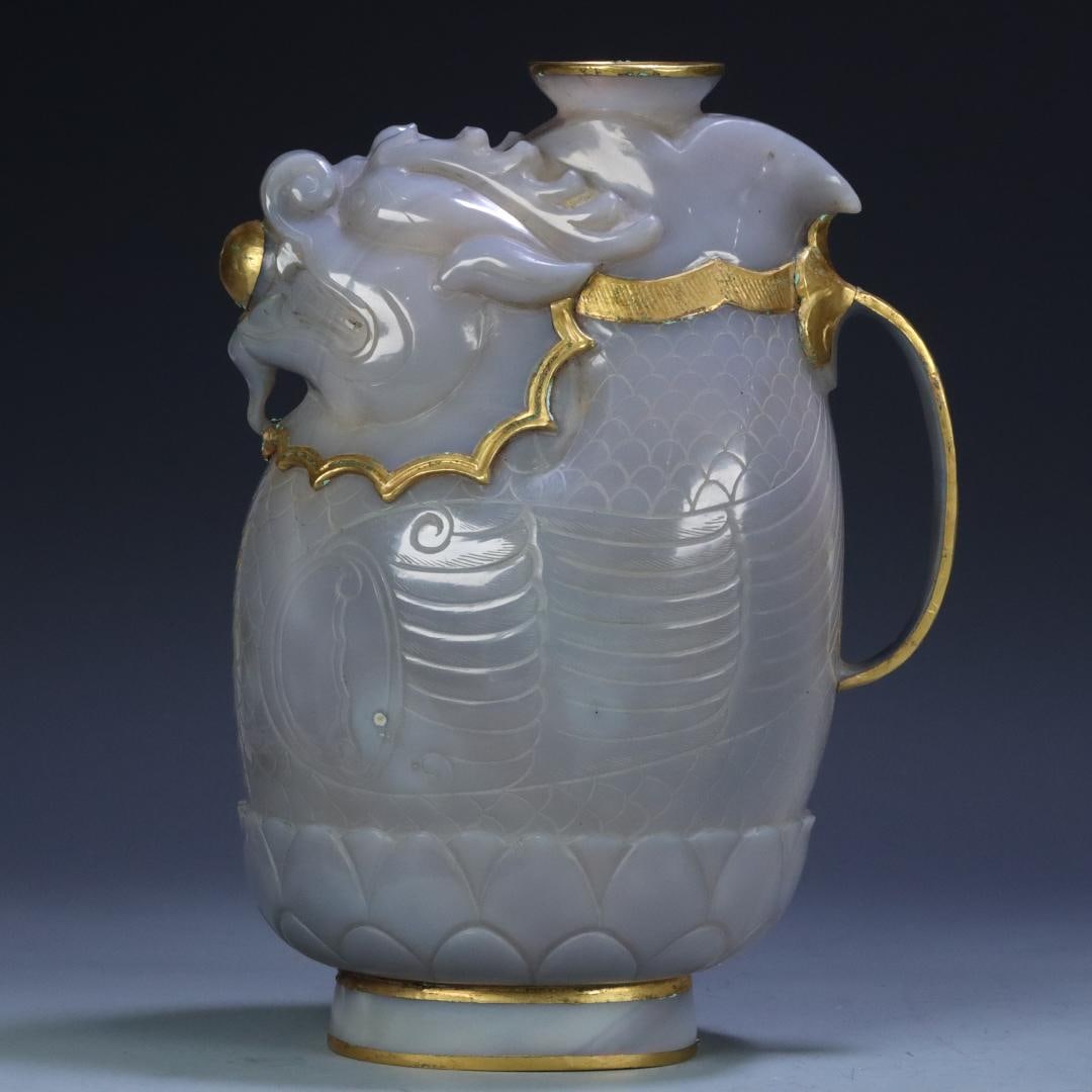 An agate-clad copper gilt dragon pattern pot from the Liao and Jin dynasties: Agate-clad copper-gilt dragon pattern pot in the Liao and Jin dynasties Size: W:1.077kg23cmx16.4cmx11.3cm (The Dimensions Of All Batches Are Manually Measured.If You Need More Detailed Information, Pl