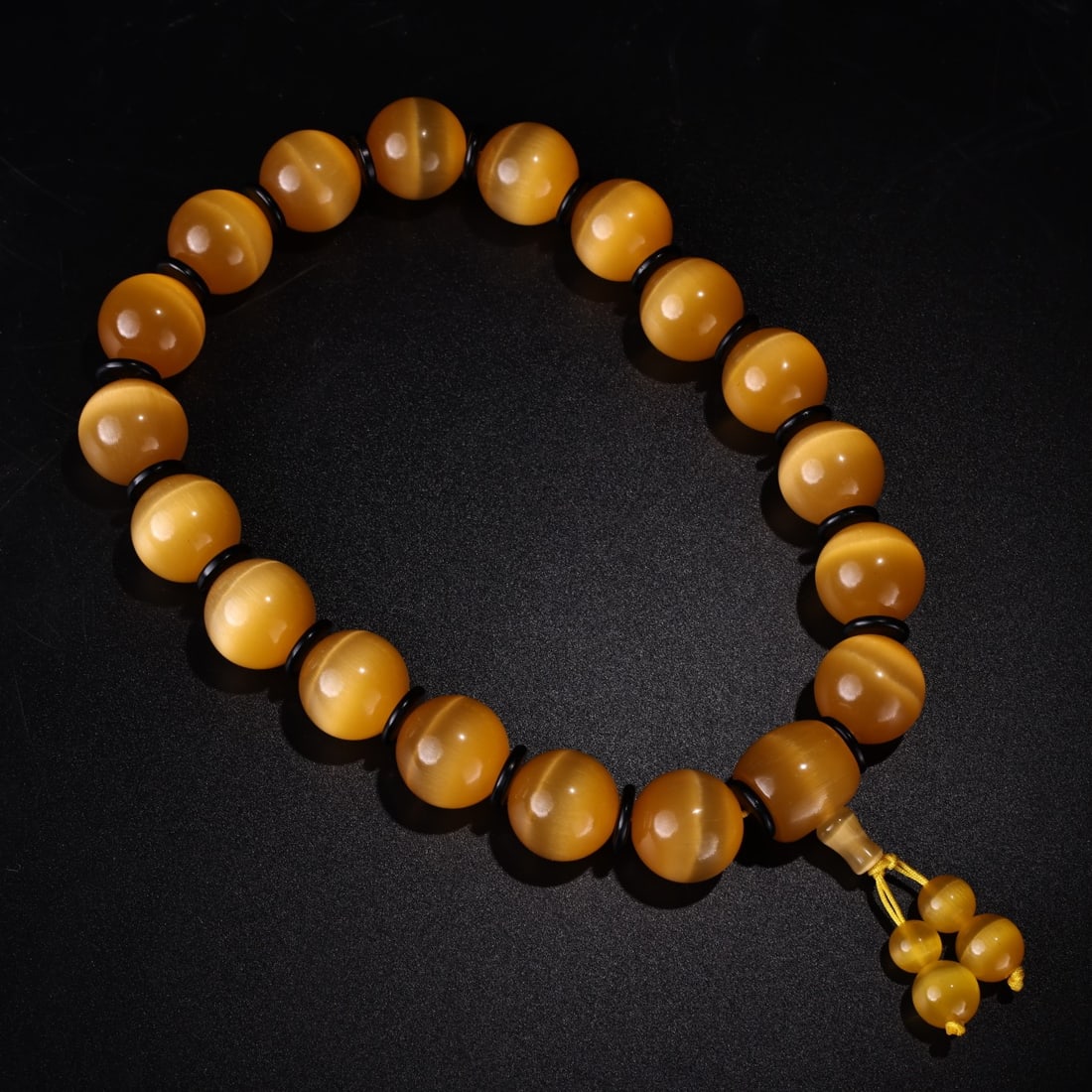 An old court emperor of the Qing Dynasty used a rare and precious cat's eye to hold eighteen Buddha: The old court of the Qing Dynasty used rare and precious cat's eyes to hold eighteen Buddha beads Size:Box D:21cmH:8cmD:5cmPearl D:2cmW:0.92kg (The Dimensions Of All Batches Are Manually Measured.If Y