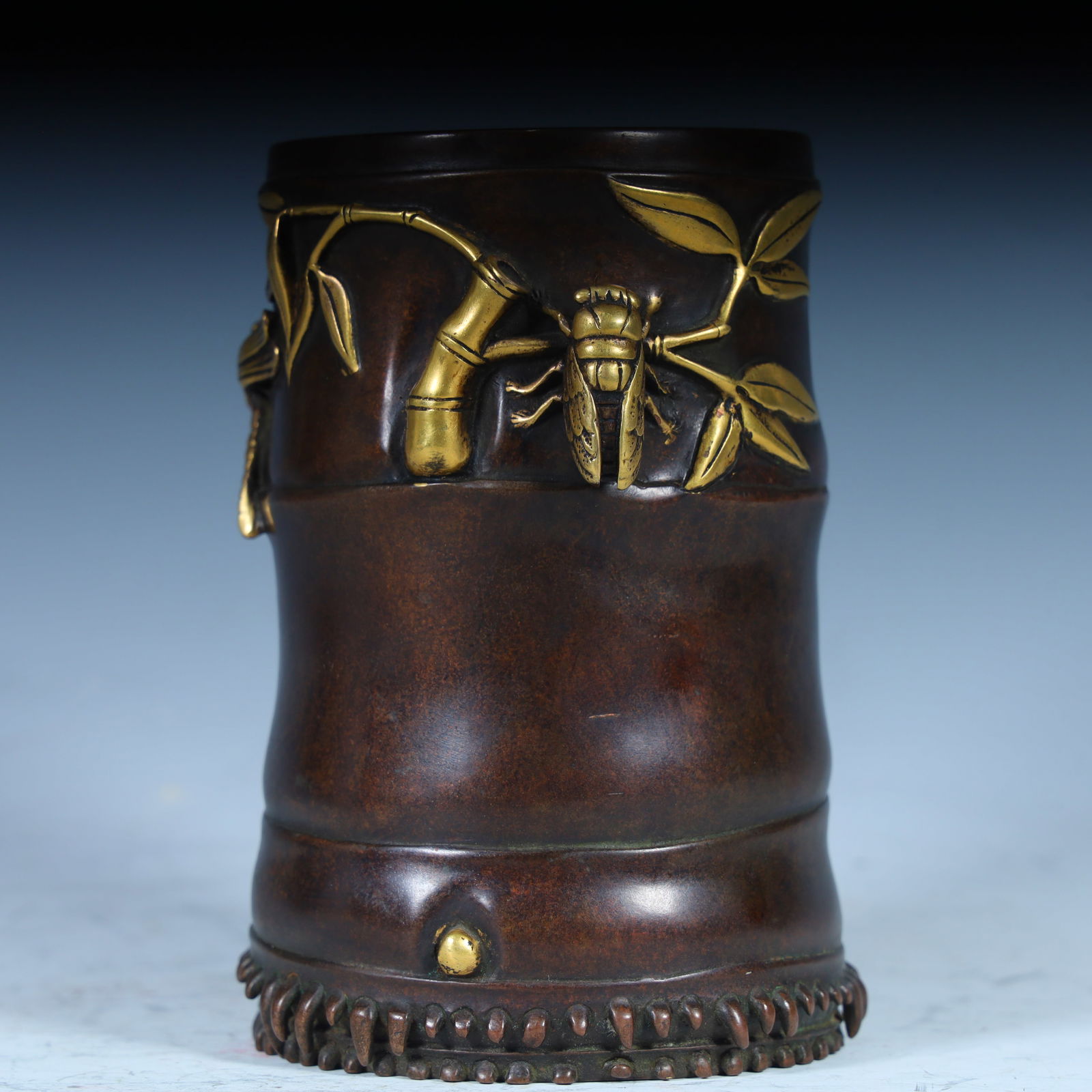 A copper-gilt bamboo pen holder from the Qing Dynasty: The copper-gilt bamboo pattern pen holder of the Qing Dynasty Size:H:12cm W:8cm W:1291g (The Dimensions Of All Batches Are Manually Measured.If You Need More Detailed Information,