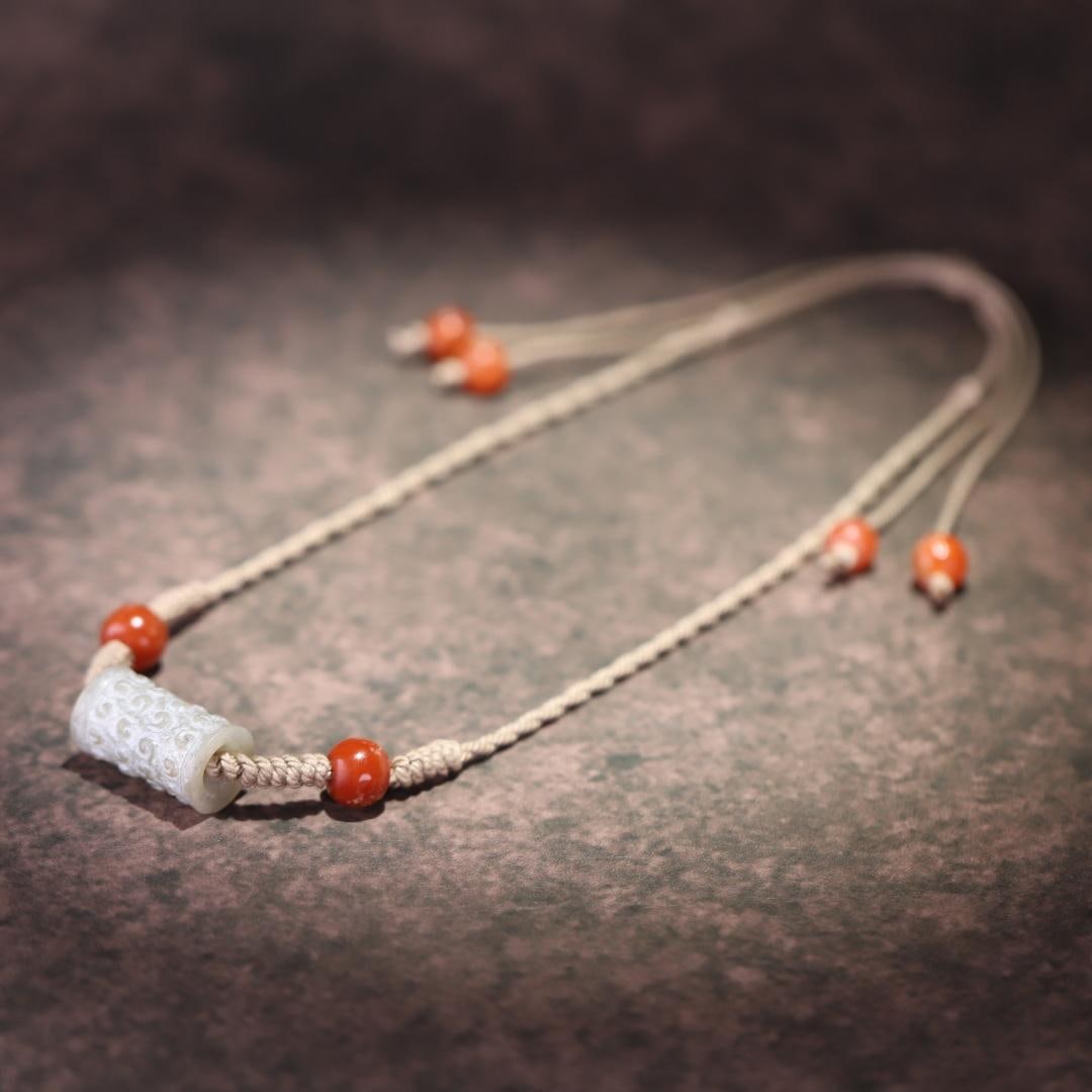 A Han Dynasty grain pattern jade necklace: Han Dynasty grain pattern jade necklace Size: W:0.0266kgloop 2.9cmx1.7cm (The Dimensions Of All Batches Are Manually Measured.If You Need More Detailed Information, Please Contact Our Customer Service