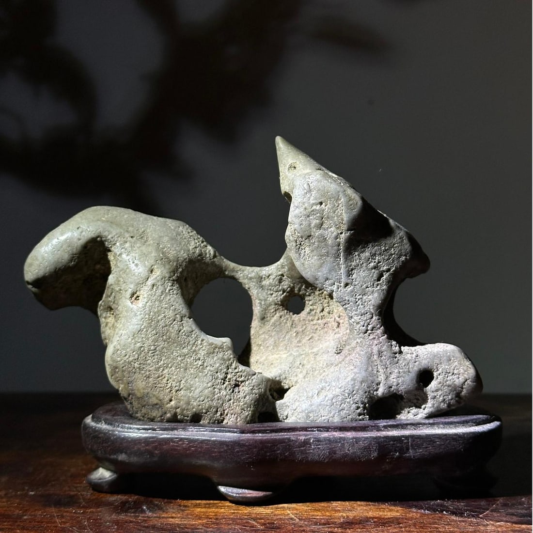 A beautiful Taihu Lake Shiqiaoshan ornament: Exquisite Taihu Shiqiaoshan ornaments Size:L:13cmH:10cmT:5cm (The Dimensions Of All Batches Are Manually Measured.If You Need More Detailed Information, Please Contact Our Customer Service Before Bidd