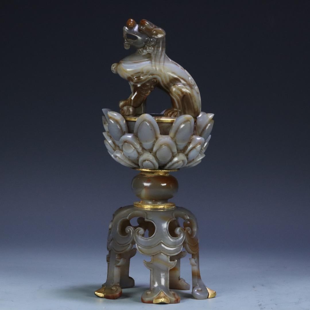 An agate three-legged lotus beast button stove from the Liao and Jin dynasties: Agate three-legged lotus beast button furnace in the Liao and Jin dynasties Size: W:0.844kg24.3cmx9.6cmx10.5cm (The Dimensions Of All Batches Are Manually Measured.If You Need More
