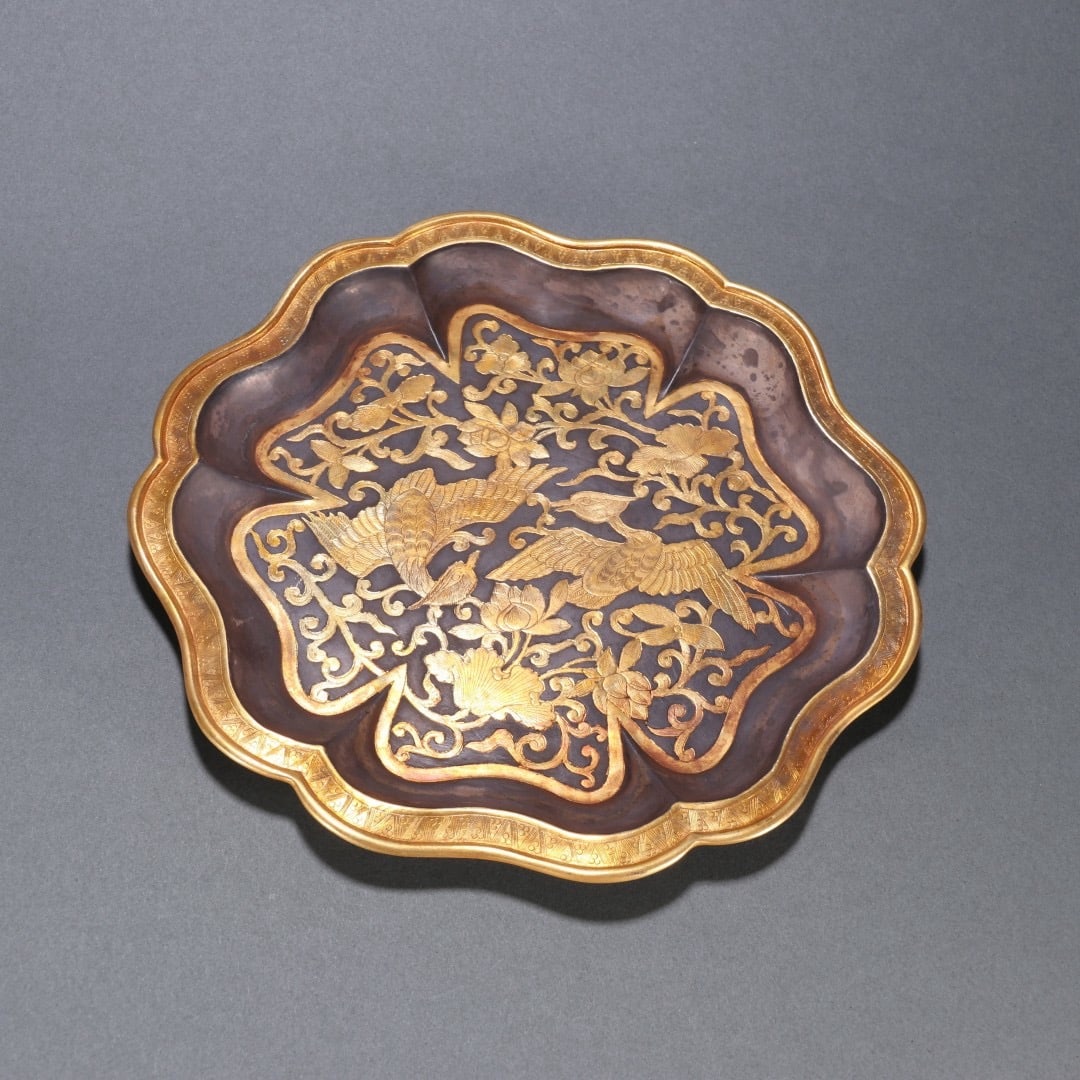 A silver-gilt flower and bird pattern plate of the Tang Dynasty: Tang Dynasty silver gilt flower and bird pattern plate Size: W:0.1123kgD:16.8cm (The Dimensions Of All Batches Are Manually Measured.If You Need More Detailed Information, Please Contact Our Customer