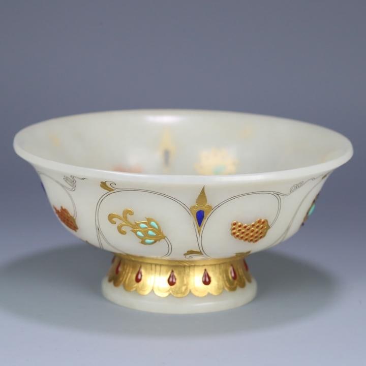 A large bowl of Hetian jade inlaid with pure gold and silver thread three fish tangled patterns from: The Hetian jade inlaid with pure gold and silver thread three fish entwined pattern large bowls in the Qing Dynasty Size: W:0.441kg17.5cmx8.2cm (The Dimensions Of All Batches Are