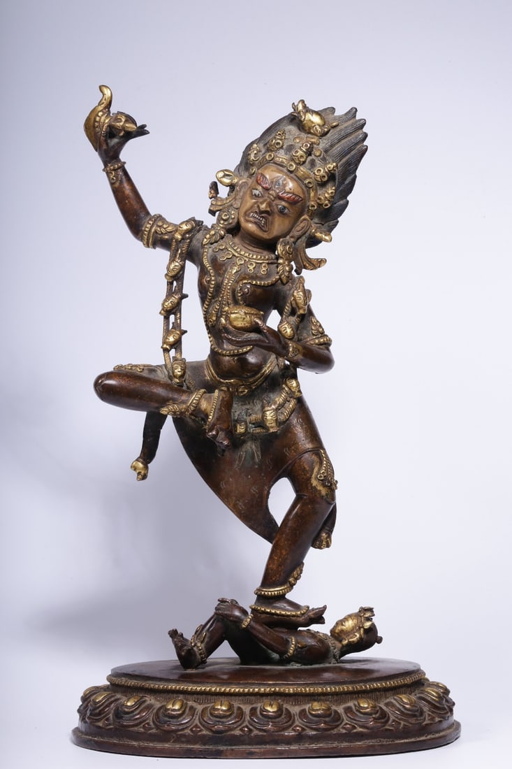 A bronze gilt Dakini statue of the Qing Dynasty: The bronze gilt Dakinu statue of the Qing Dynasty Size: W:3.835kg H: 31.5cm L:20cmW:13.5cm (The Dimensions Of All Batches Are Manually Measured.If You Need More Detailed