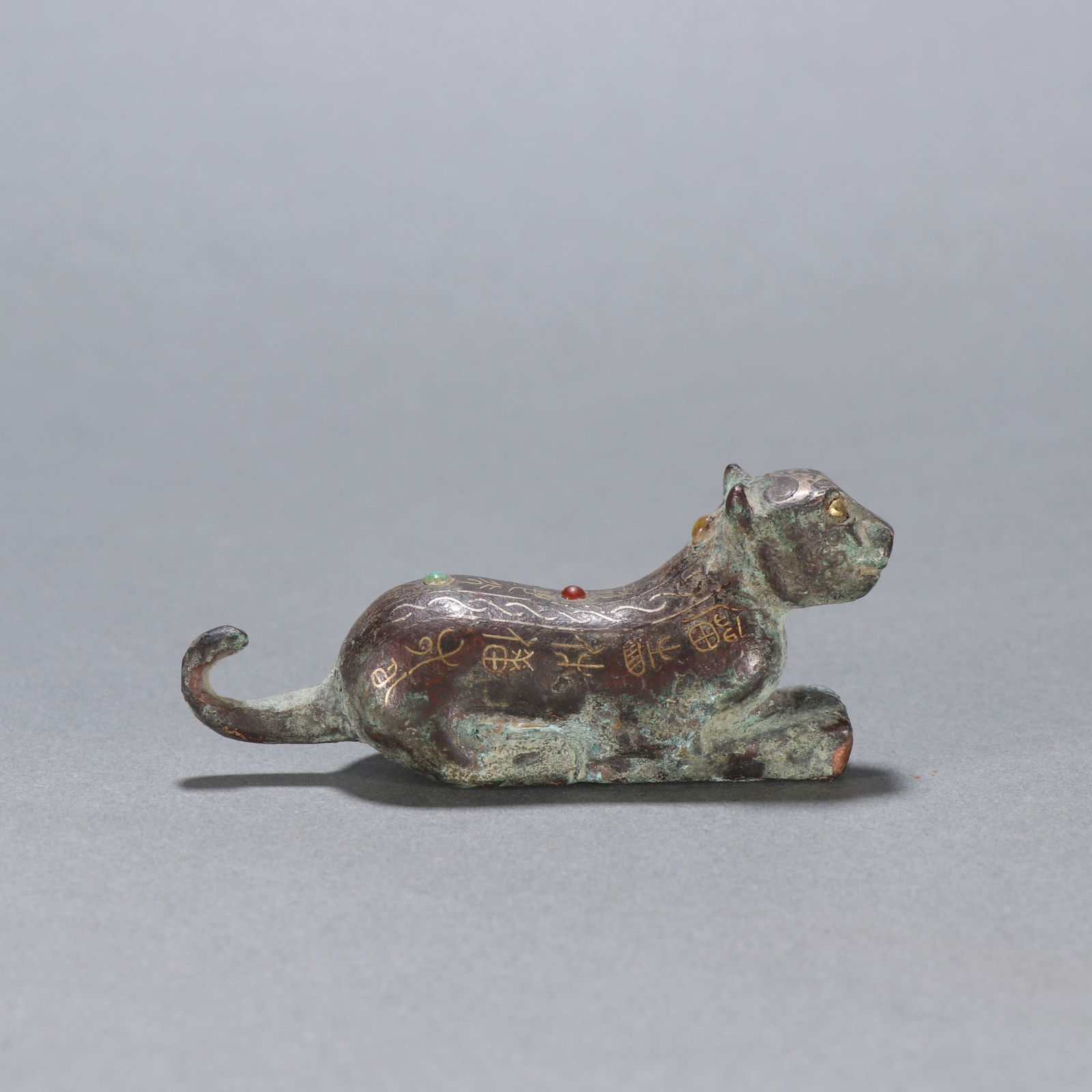A bronze gold and silver tiger ornament from the Han Dynasty: Han Dynasty bronze wrong gold and silver tiger ornaments Size:0.0792kgH:3.2cmW:7.6cm (The Dimensions Of All Batches Are Manually Measured.If You Need More Detailed Information,
