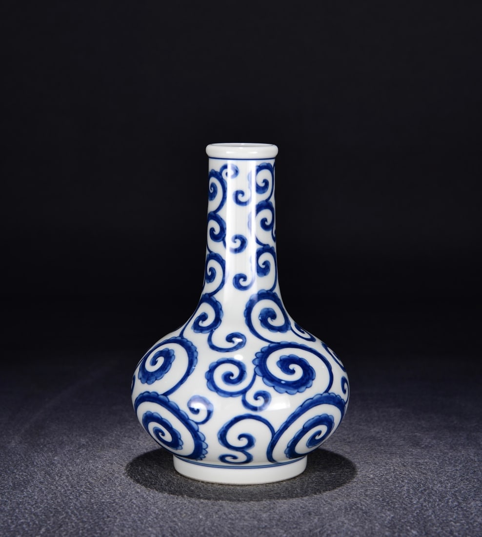 A blue and white curly grass pattern gall bottle made in the Chenghua year of the Ming Dynasty: The blue and white curly grass pattern gall bottle made in the Chenghua year of the Ming Dynasty Size:H:20cmW:13cm (The Dimensions Of All Batches Are Manually Measured.If You Need