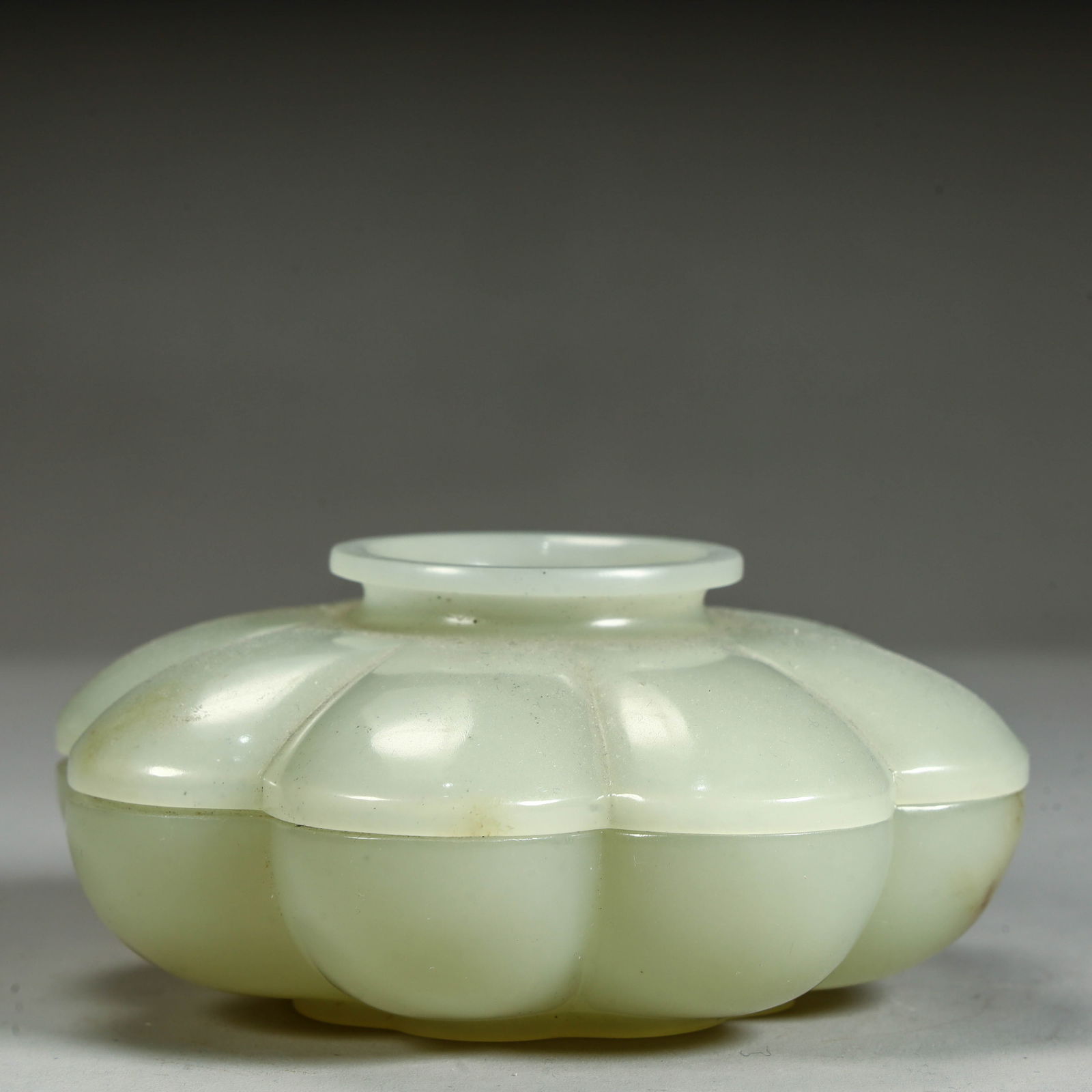 A small box of Hetian white jade from the Qing Dynasty: Qing Dynasty Hetian white jade small box SIZE:H:5cm L: 10.7cm W:10.7cm W:223.4g (The Dimensions Of All Batches Are Manually Measured.If You Need More Detailed Information, Please