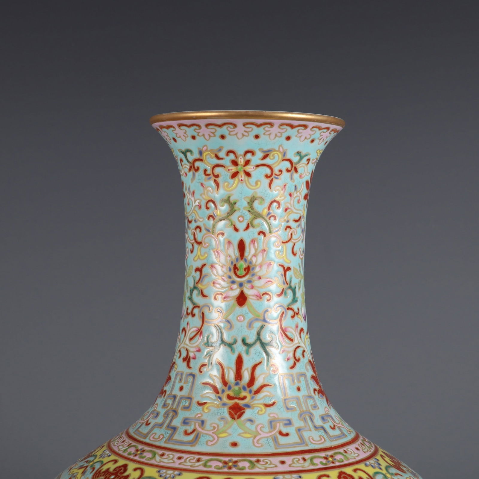 An Exquisite Enamel Bats and Peach Pattern Lotus Pattern Vase - 3