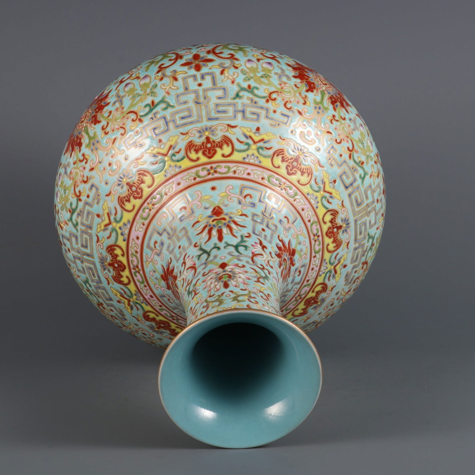 An Exquisite Enamel Bats and Peach Pattern Lotus Pattern Vase - 7