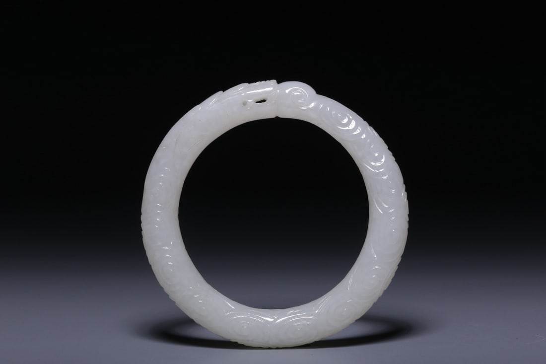 An Exquisite White Jade Dragon Pattern Bracelets: An Exquisite White Jade Dragon Pattern Bracelets Qing Dynasty, China Size:(inside diameter)5.7cm outside diameter Size:8cm Weight:62g (The Dimensions Of All Batches Are Manually Measured.If You Need M