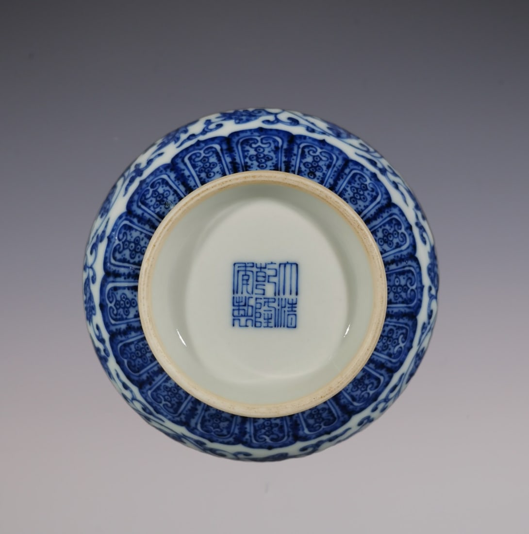 An Exquisite Blue and White Lotus Pattern Vase - 5