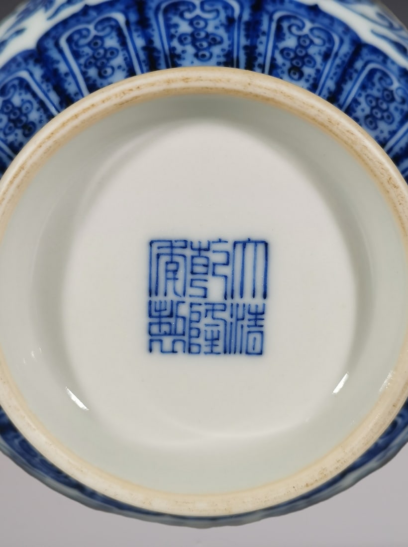 An Exquisite Blue and White Lotus Pattern Vase - 6