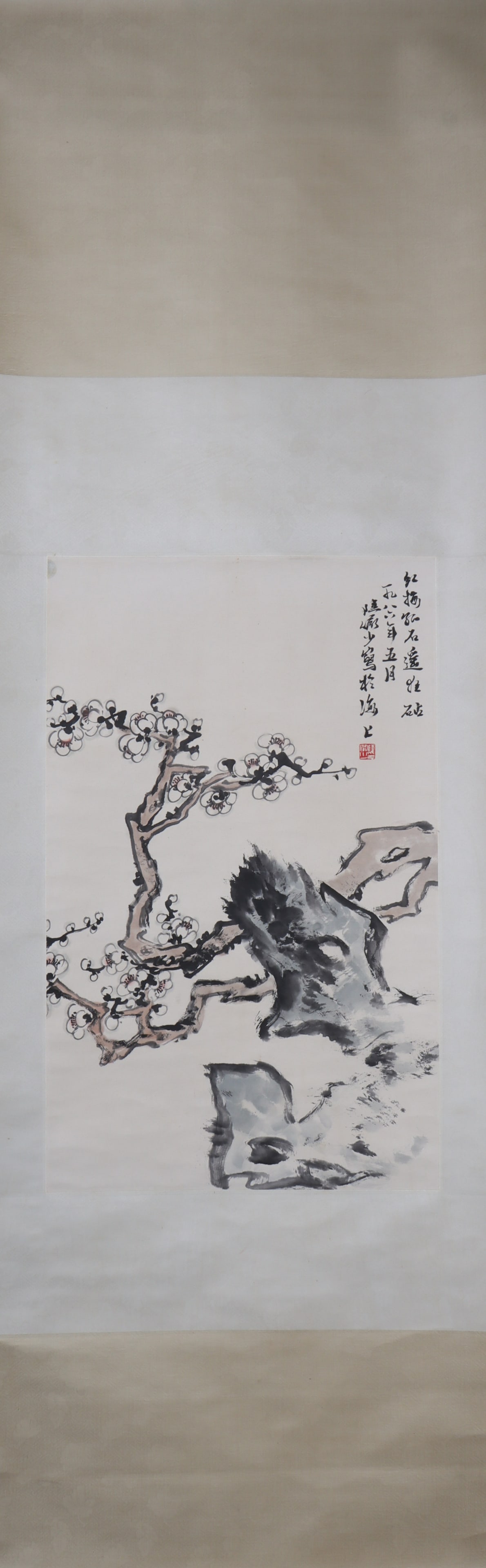 A Chinese Vertical Scroll Ink Painting of Flower on Paper: A Chinese Vertical Scroll Ink Painting of Flower on Paper Lu yanshao Size:67cmx42cm (The Dimensions Of All Batches Are Manually Measured.If You Need More Detailed Information, Please Contact Our