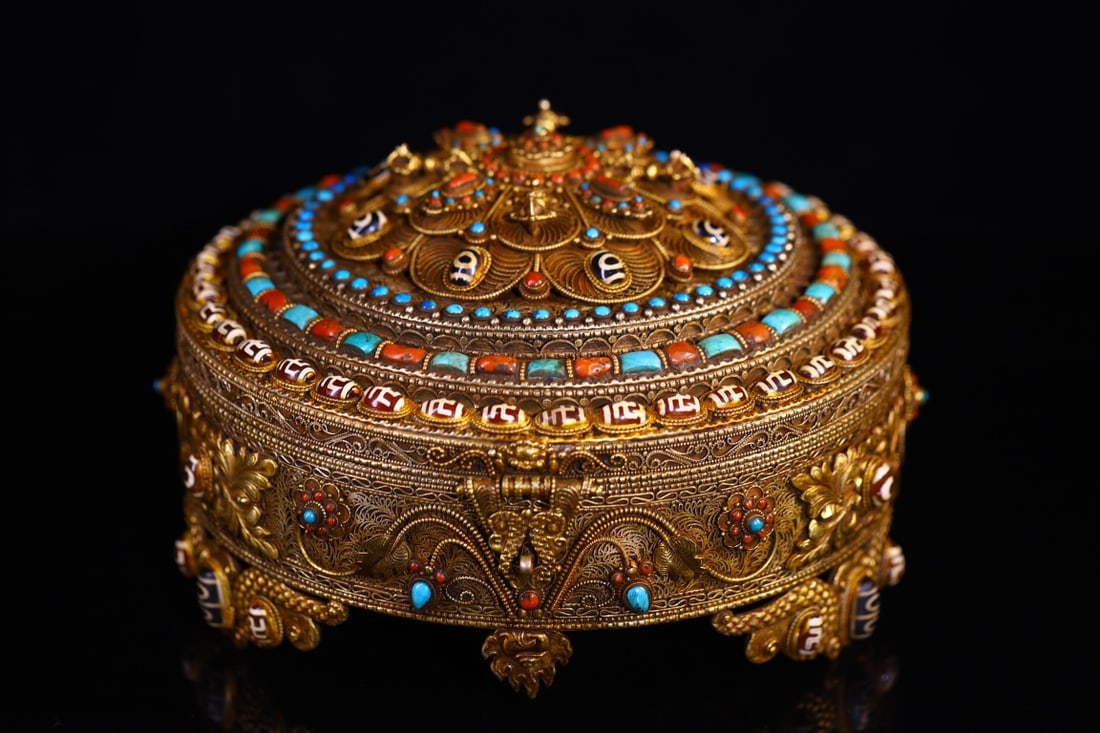 An Exquisite Silver Inlaid Gems Flower Pattern Box: An Exquisite Silver Inlaid Gems Flower Pattern Box Qing Dynasty, China Size:18cmx24cm Weight:2300g (The Dimensions Of All Batches Are Manually Measured.If You Need More Detailed Information, Please Co