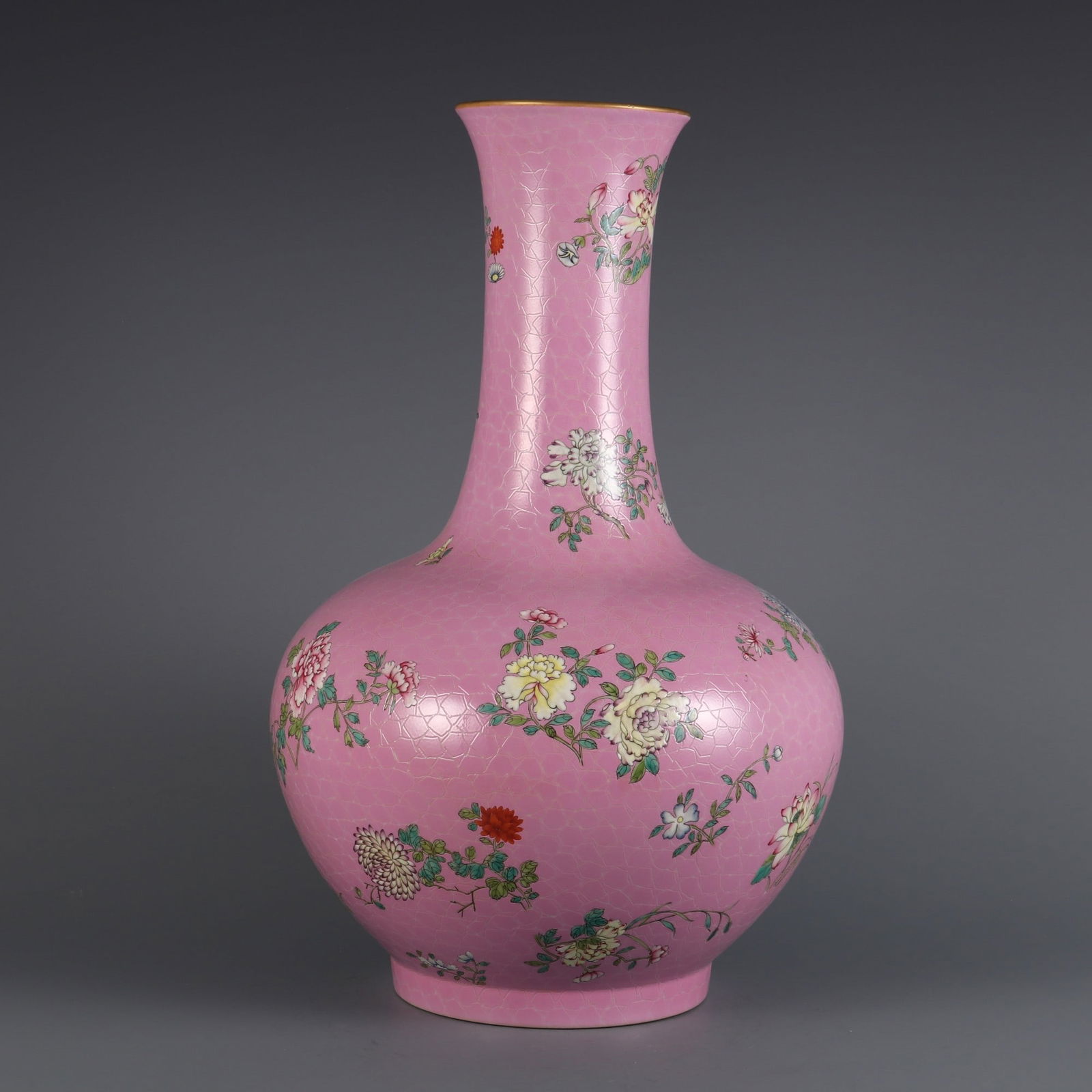 An Exquisite Famille-Rose Flower Pattern Vase: An Exquisite Famille-Rose Flower Pattern Vase Qing Dynasty, China Qianlong Six-character Mark Size:38.5cmx24cm (The Dimensions Of All Batches Are Manually Measured.If You Need More Detailed