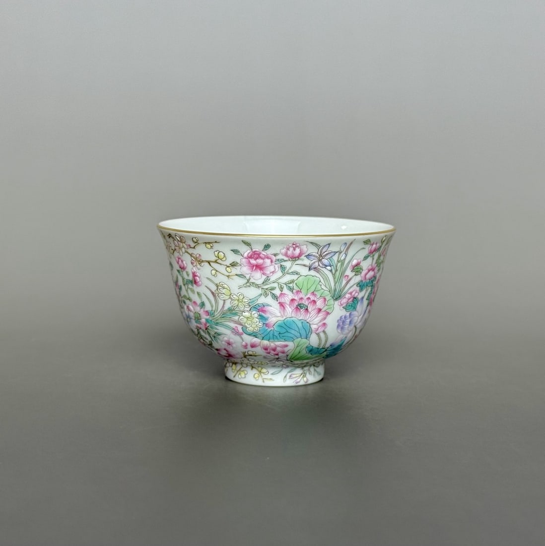 An Exquisite Famille-Rose Flower Pattern Cup: An Exquisite Famille-Rose Flower Pattern Cup Qing Dynasty, China Size:4.9cmx7.5cm (The Dimensions Of All Batches Are Manually Measured.If You Need More Detailed Information, Please Contact Our