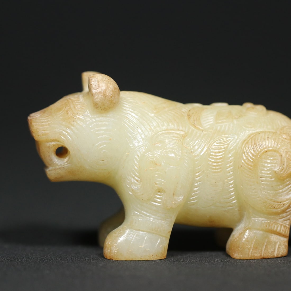 An Exquisite White Jade Dragon Pattern Tiger Ornament - 7