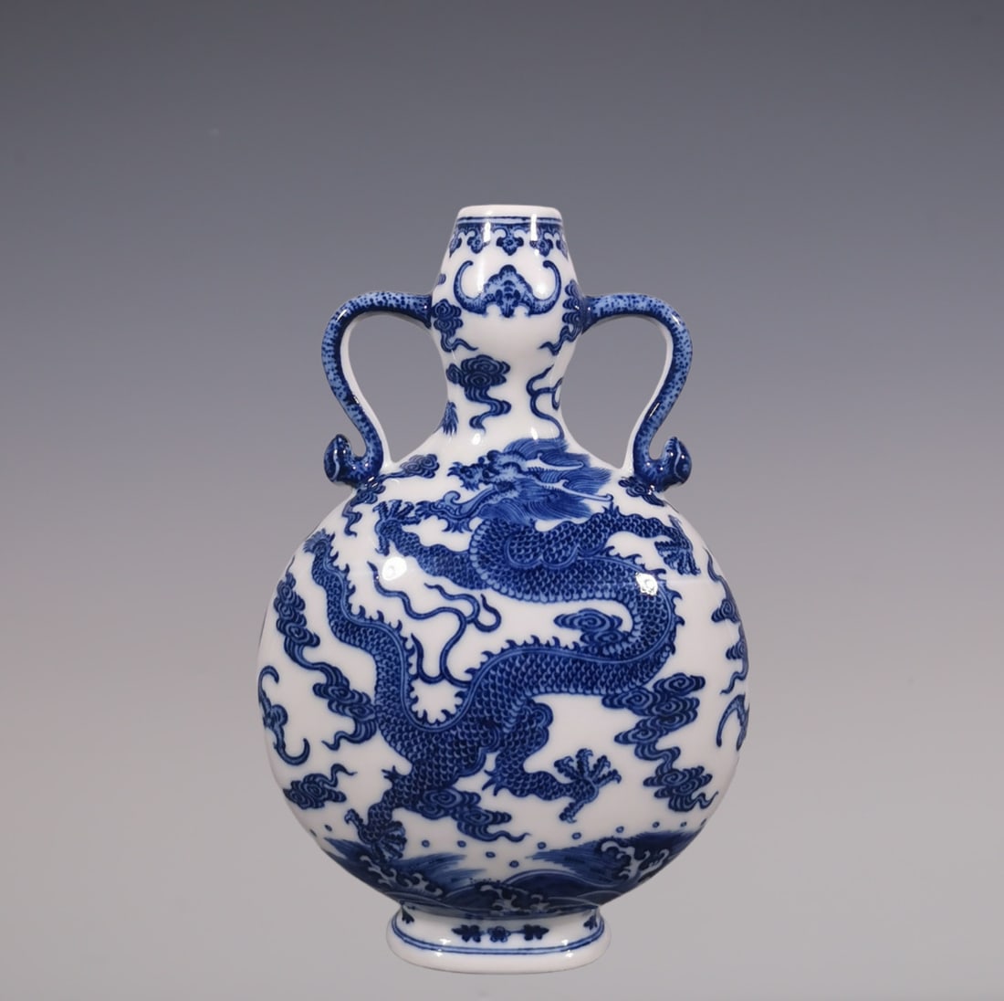 An Exquisite Blue and White Seawater Pattern Dragon Pattern Double-Ears Vase: An Exquisite Blue and White Seawater Pattern Dragon Pattern Double-Ears Vase Qing Dynasty, China Qianlong Six-character Mark Size:23cmx15.5cm (The Dimensions Of All Batches Are Manually Measured.If Yo