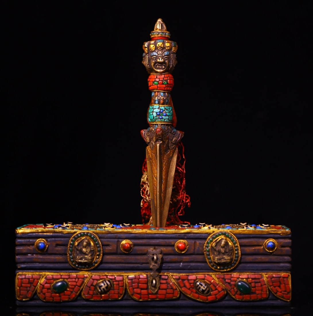 An Exquisite Bronze Painted Color Dzi Bead Painted Color Vajry Pestle: An Exquisite Bronze Painted Color Dzi Bead Painted Color Vajry Pestle Qing Dynasty, China Size:24cmx7.5cmx7cm Size:21.5cmx4cm Weight:1180g (The Dimensions Of All Batches Are Manually Measured.If