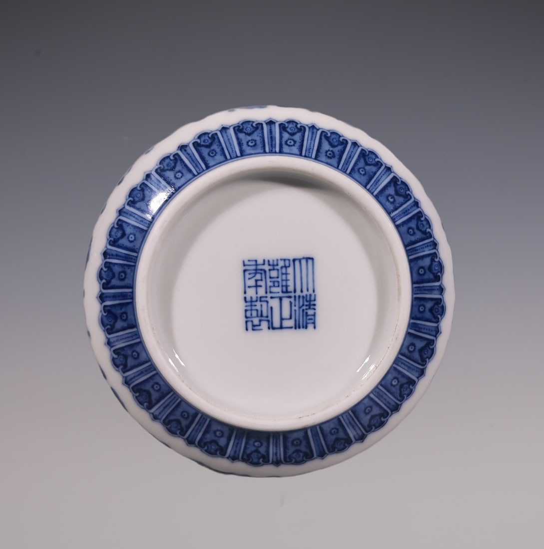 An Exquisite Blue and White Lotus Pattern Vase - 5