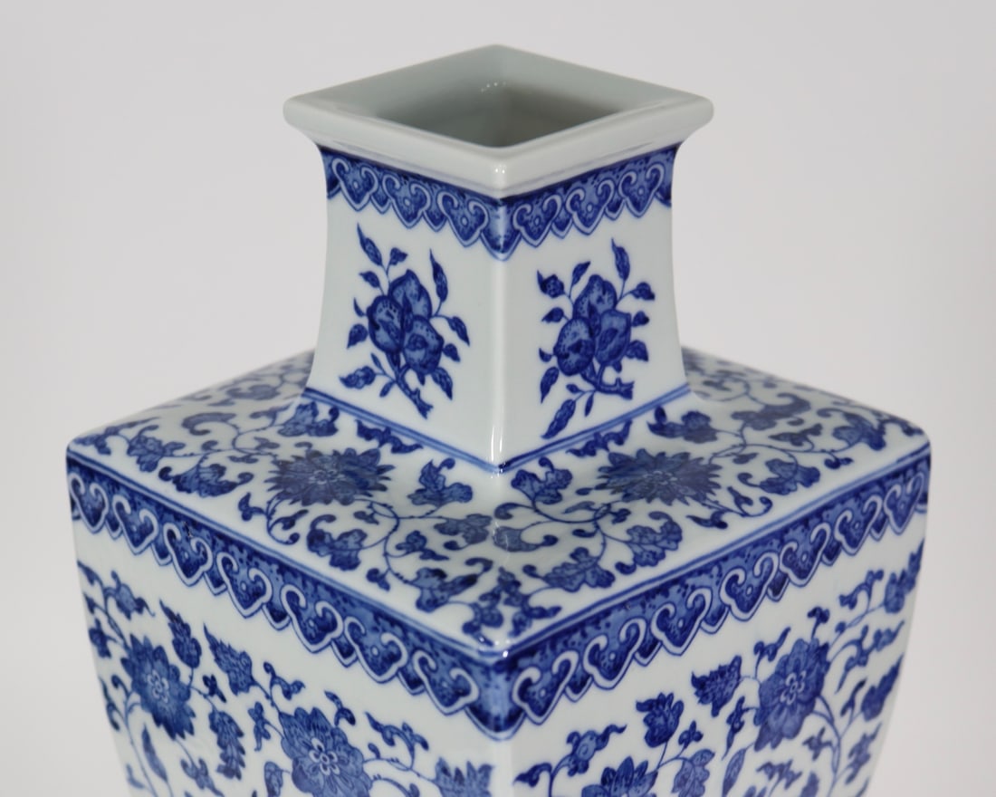 An Exquisite Blue and White Lotus Pattern Vase - 6