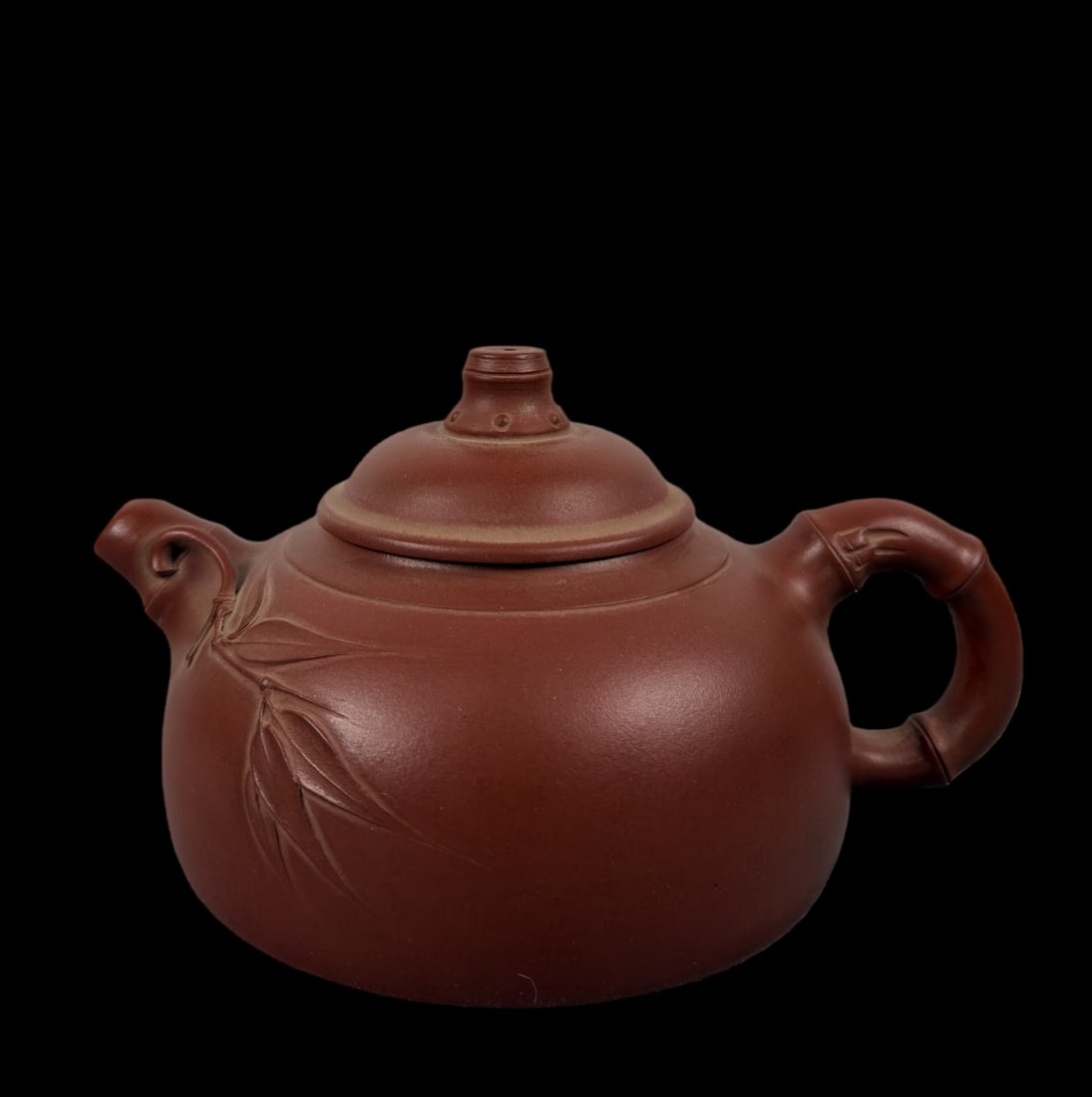 An Exquisite Purple Sands Bamboo Pattern Teapot: An Exquisite Purple Sands Bamboo Pattern Teapot Wang yin xian Size:17.2cmx9cm (The Dimensions Of All Batches Are Manually Measured.If You Need More Detailed Information, Please Contact Our Customer Se