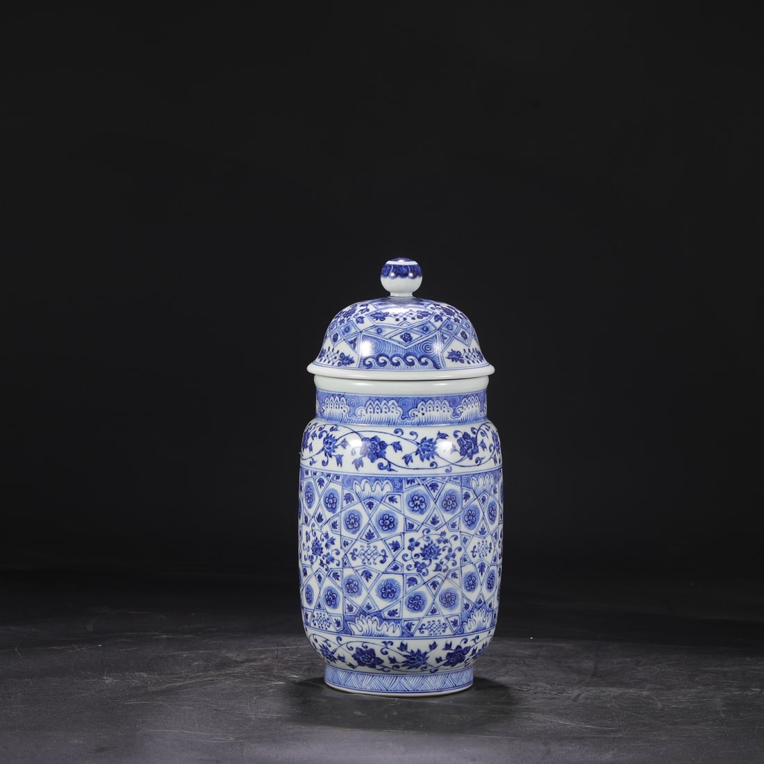 An Exquisite Blue and White Lotus Pattern Jar - 2