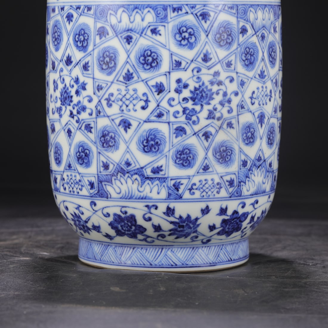 An Exquisite Blue and White Lotus Pattern Jar - 4