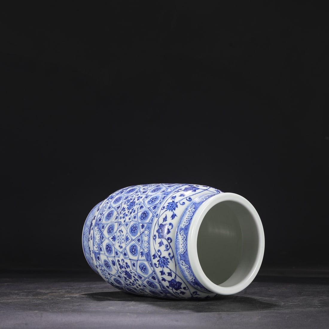 An Exquisite Blue and White Lotus Pattern Jar - 6