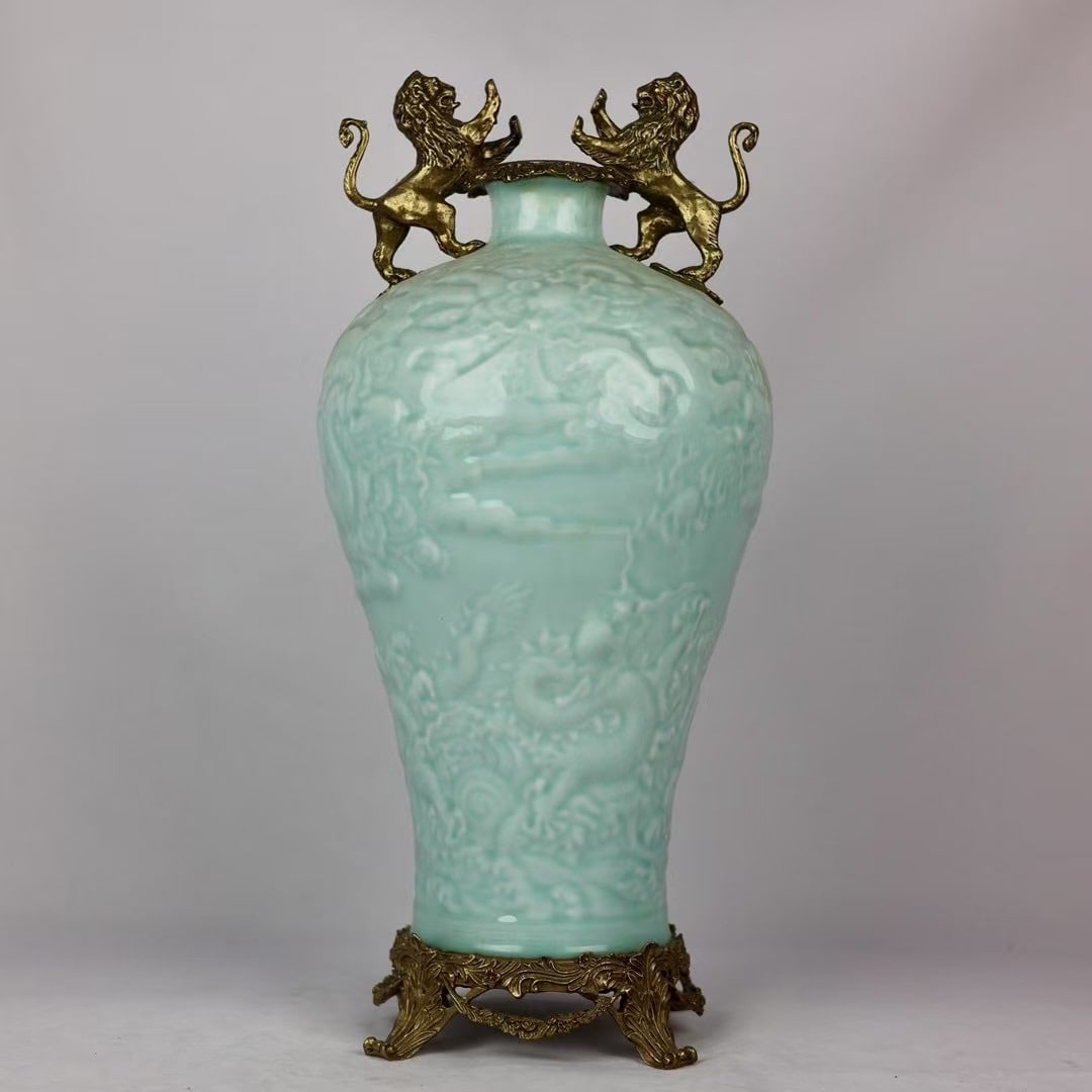 An Exquisite Celadon Glazed Inlaid Bronze Dragon Pattern Double-Ears Vase: An Exquisite Celadon Glazed Inlaid Bronze Dragon Pattern Double-Ears Vase Qing Dynasty, China Qianlong Six-character Mark Size:50cmx22cm (The Dimensions Of All Batches Are Manually Measured.If You