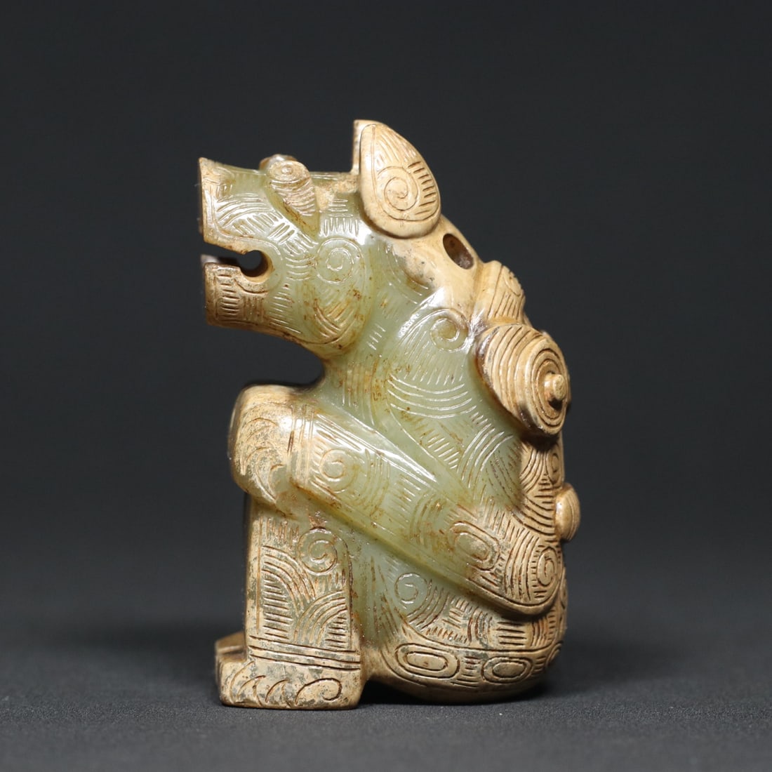 An Exquisite White Jade Bear Ornament: An Exquisite White Jade Bear Ornament Han Dynasty, China Size:6.9cmx4.5cmx3.1cm Weight:150.3g (The Dimensions Of All Batches Are Manually Measured.If You Need More Detailed Information, Please