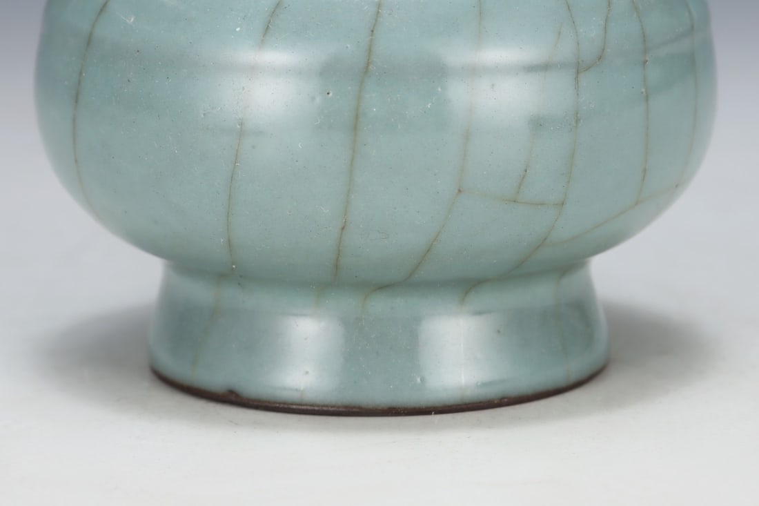An Exquisite Guan yao Vase - 6