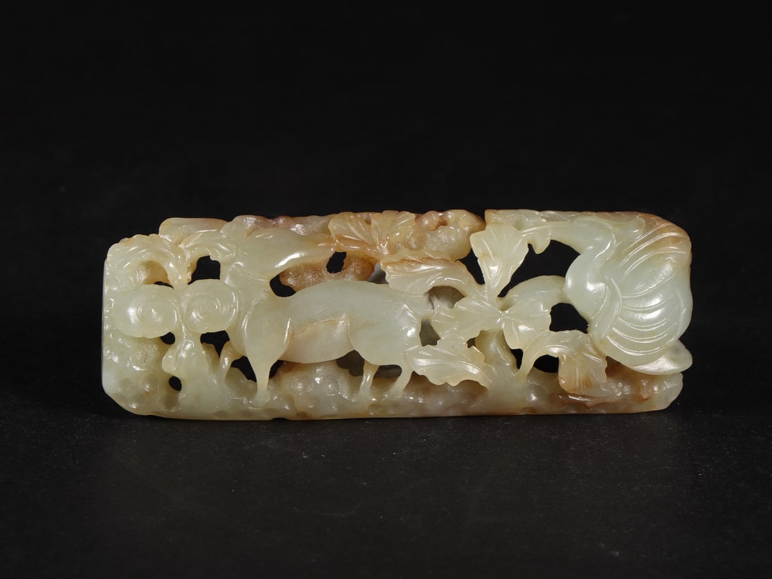 An Exquisite White Jade Deer Pattern Ornament: An Exquisite White Jade Deer Pattern Ornament Ming Dynasty, China Size:8.2cmx2.9cmx1.1cm Weight:33g (The Dimensions Of All Batches Are Manually Measured.If You Need More Detailed Information,