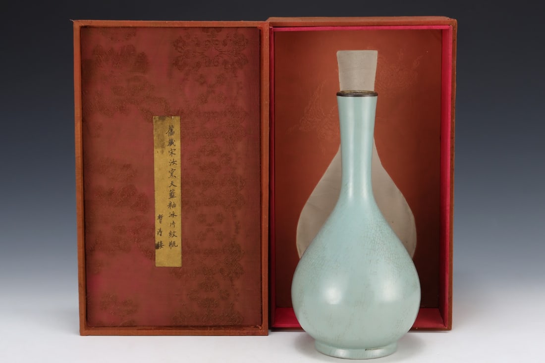 An Exquisite Ru yao Vase: An Exquisite Ru yao Vase Song Dynasty, China Size:28.3cmx13.8cm (The Dimensions Of All Batches Are Manually Measured.If You Need More Detailed Information, Please Contact Our Customer Service Before B